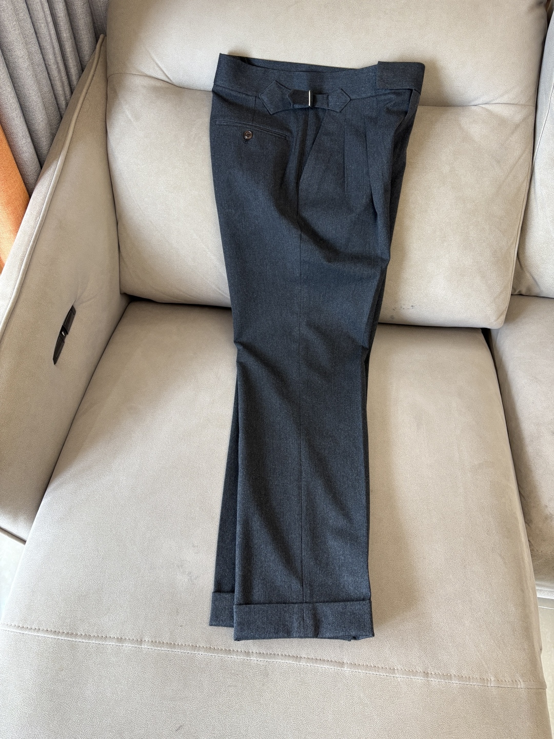 面料老钱味十足双褶设计那不勒斯可调节裤腰西裤】厌倦了千篇一律的西裤？这款含羊毛醋酸天丝面料的意式西裤，绝