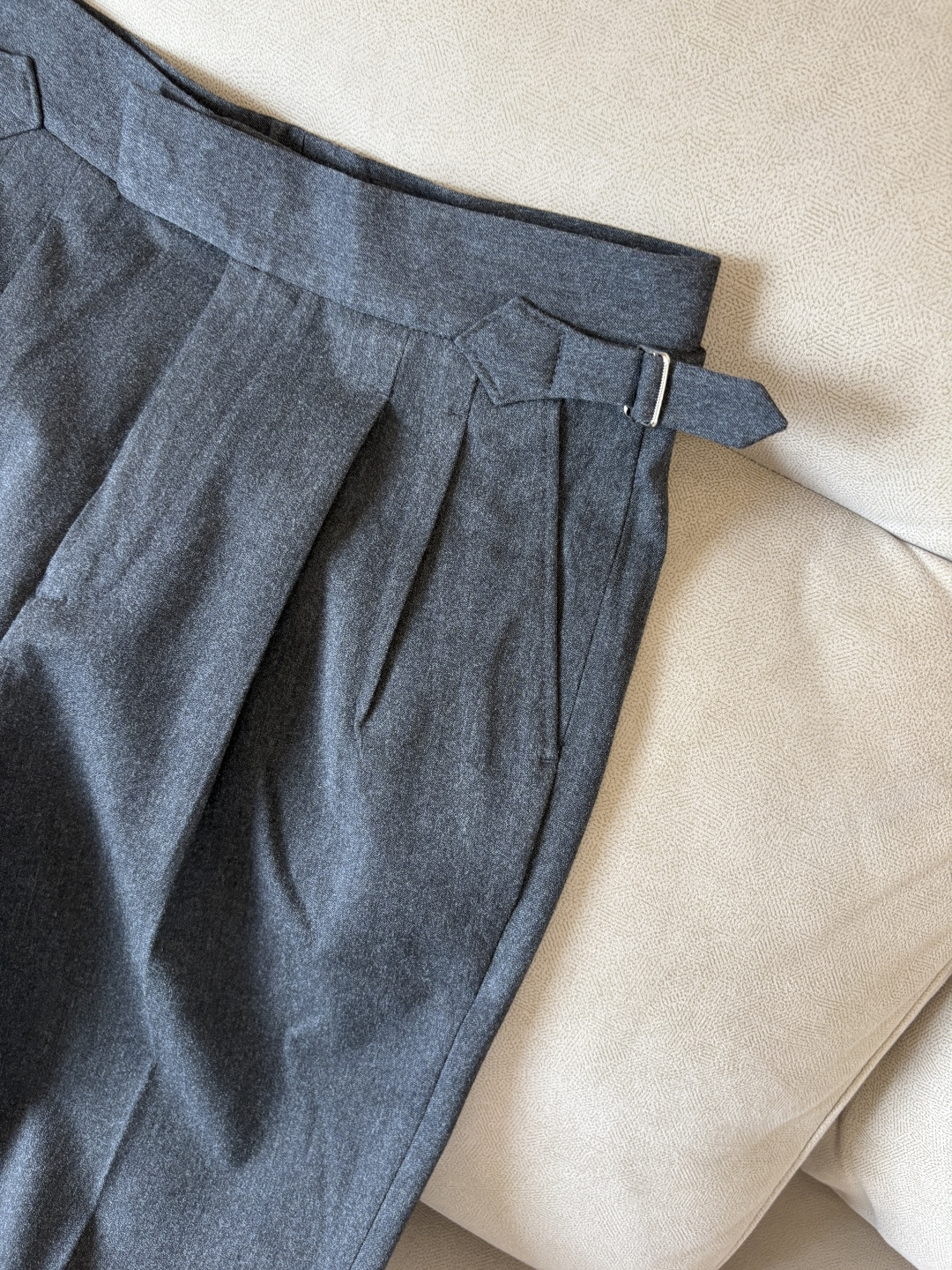 面料老钱味十足双褶设计那不勒斯可调节裤腰西裤】厌倦了千篇一律的西裤？这款含羊毛醋酸天丝面料的意式西裤，绝