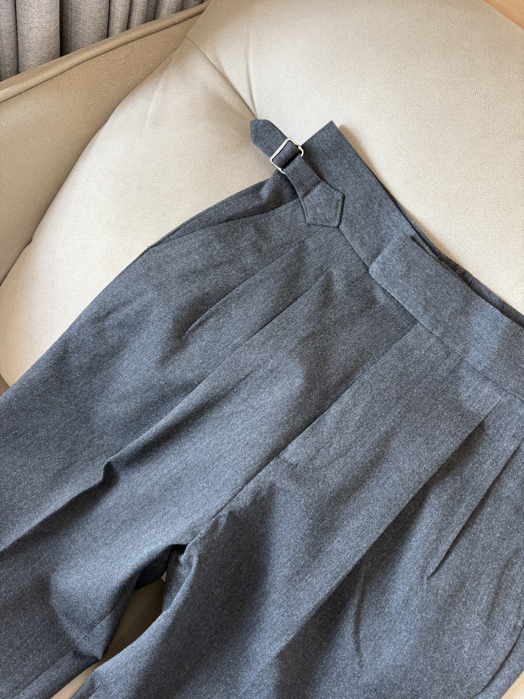 面料老钱味十足双褶设计那不勒斯可调节裤腰西裤】厌倦了千篇一律的西裤？这款含羊毛醋酸天丝面料的意式西裤，绝