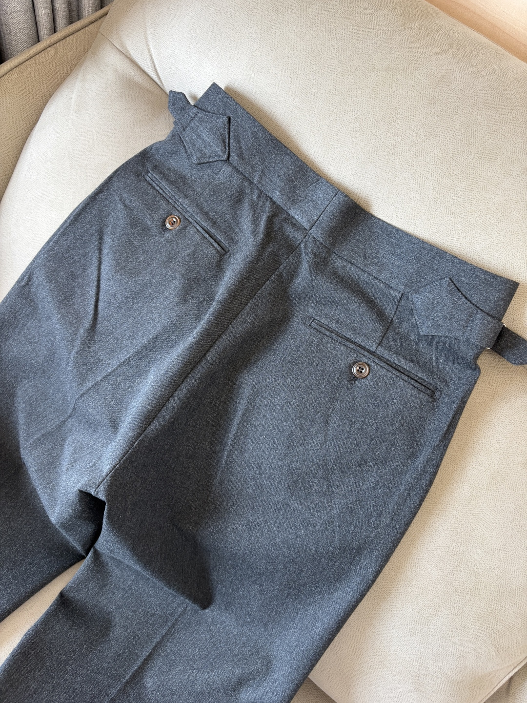 面料老钱味十足双褶设计那不勒斯可调节裤腰西裤】厌倦了千篇一律的西裤？这款含羊毛醋酸天丝面料的意式西裤，绝