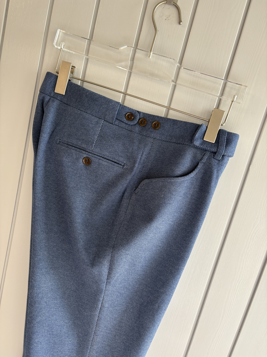 面料老钱味十足双褶设计那不勒斯可调节裤腰西裤】厌倦了千篇一律的西裤？这款含羊毛醋酸天丝面料的意式西裤，绝