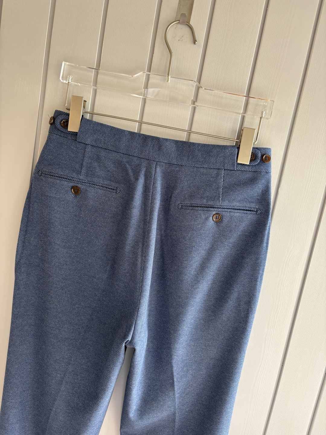 面料老钱味十足双褶设计那不勒斯可调节裤腰西裤】厌倦了千篇一律的西裤？这款含羊毛醋酸天丝面料的意式西裤，绝