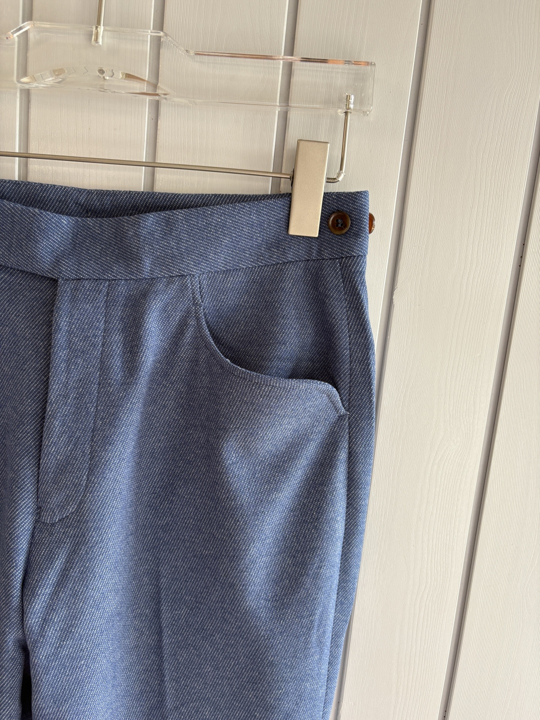 面料老钱味十足双褶设计那不勒斯可调节裤腰西裤】厌倦了千篇一律的西裤？这款含羊毛醋酸天丝面料的意式西裤，绝