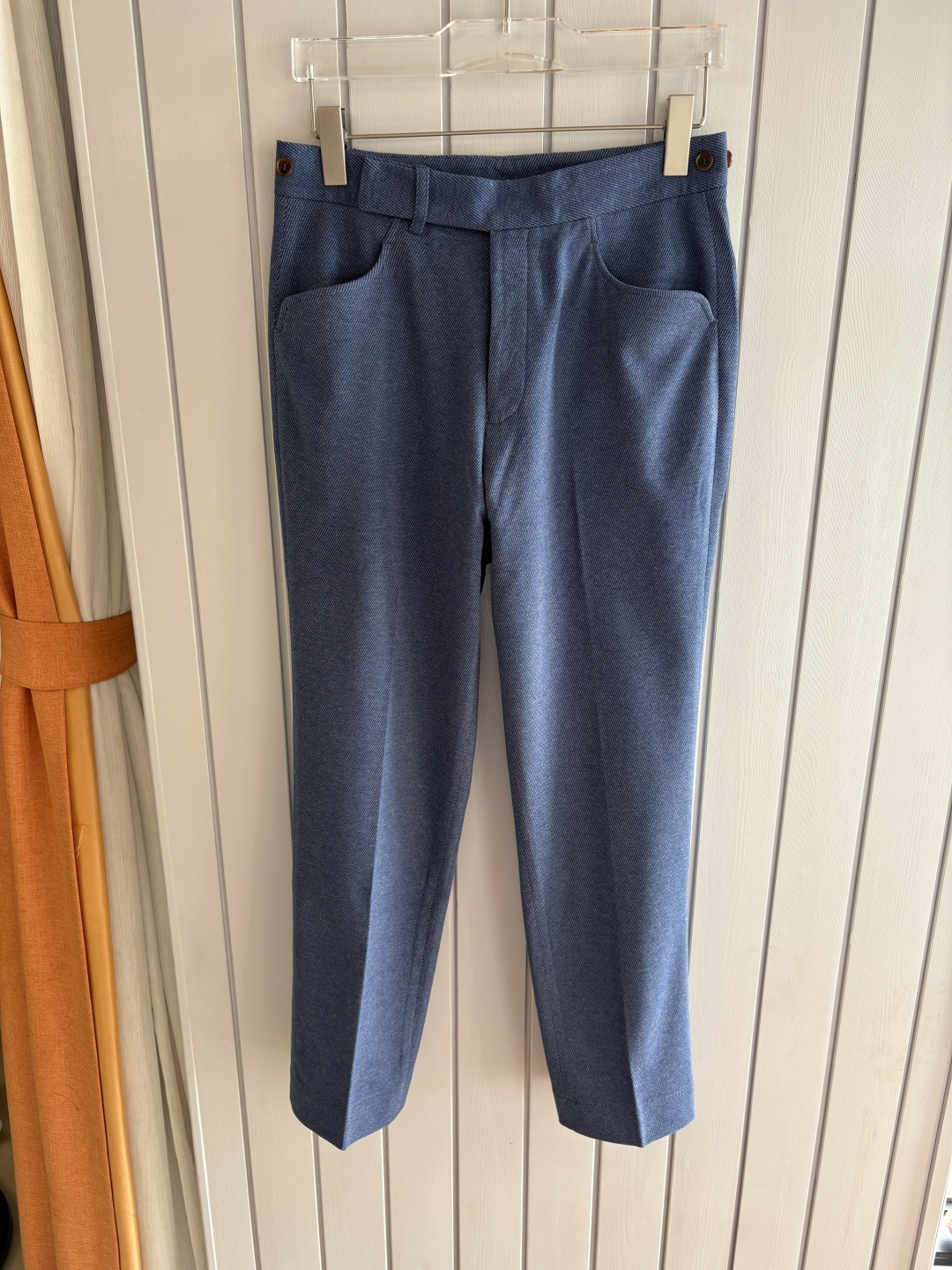 面料老钱味十足双褶设计那不勒斯可调节裤腰西裤】厌倦了千篇一律的西裤？这款含羊毛醋酸天丝面料的意式西裤，绝