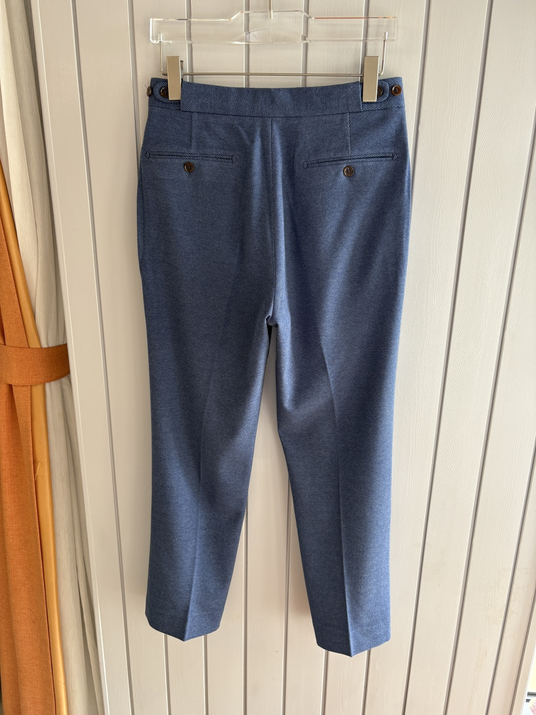 面料老钱味十足双褶设计那不勒斯可调节裤腰西裤】厌倦了千篇一律的西裤？这款含羊毛醋酸天丝面料的意式西裤，绝