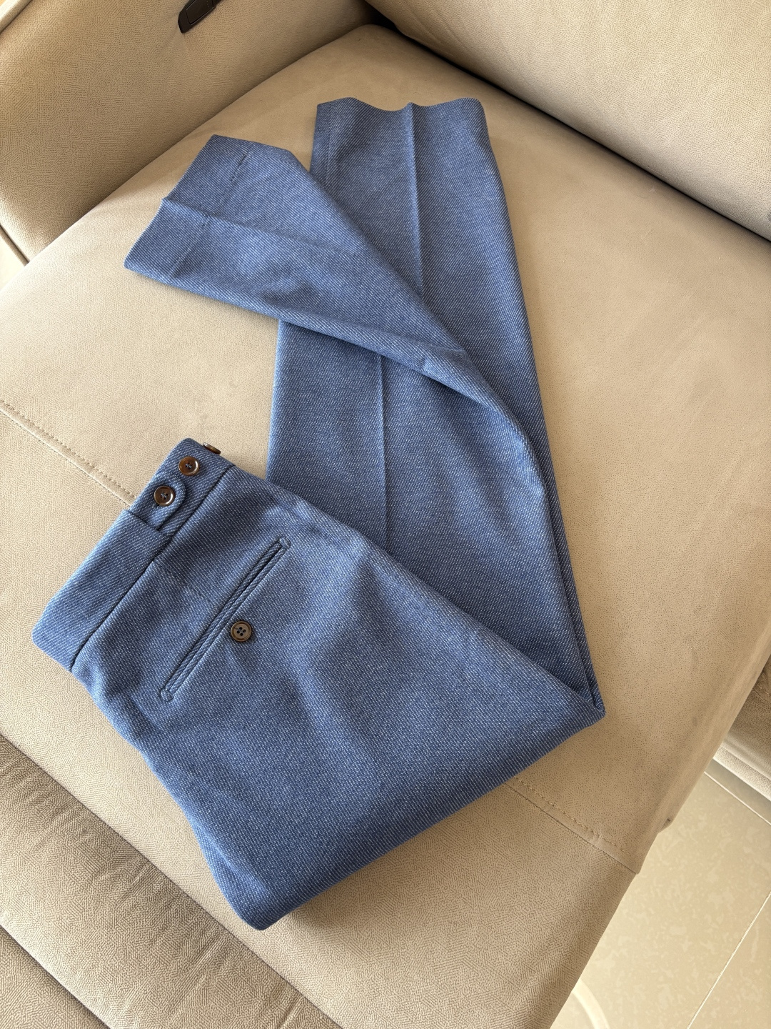 。面料老钱味十足双褶设计那不勒斯可调节裤腰西裤】厌倦了千篇一律的西裤？这款含羊毛醋酸天丝面料的意式西裤，