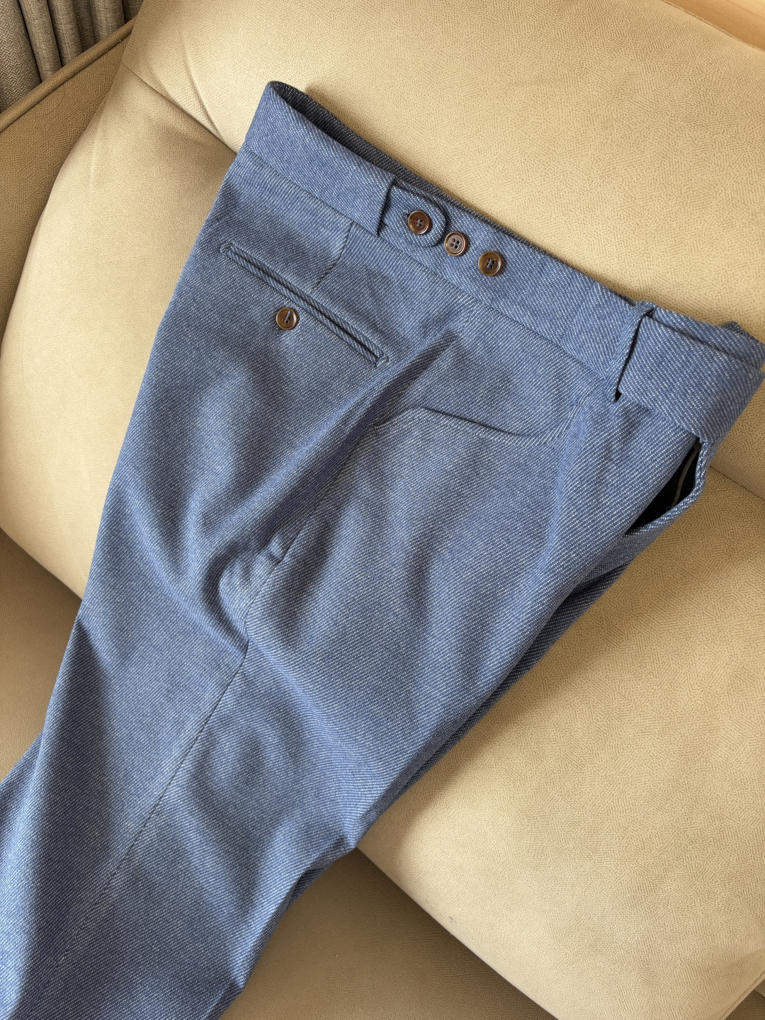 。面料老钱味十足双褶设计那不勒斯可调节裤腰西裤】厌倦了千篇一律的西裤？这款含羊毛醋酸天丝面料的意式西裤，