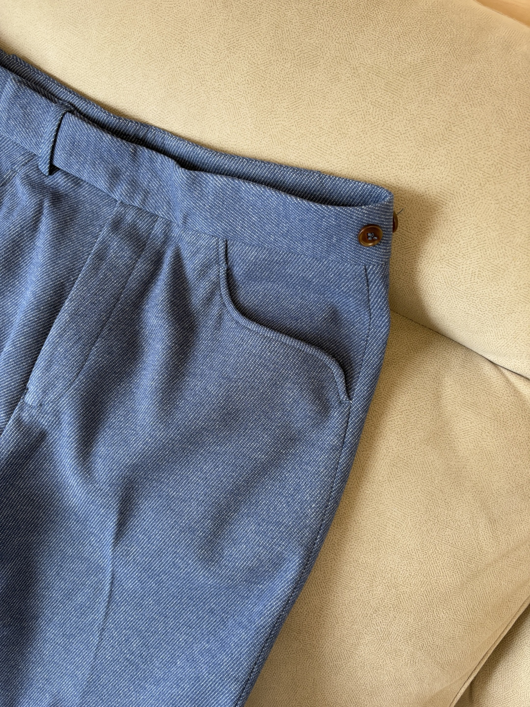 。面料老钱味十足双褶设计那不勒斯可调节裤腰西裤】厌倦了千篇一律的西裤？这款含羊毛醋酸天丝面料的意式西裤，