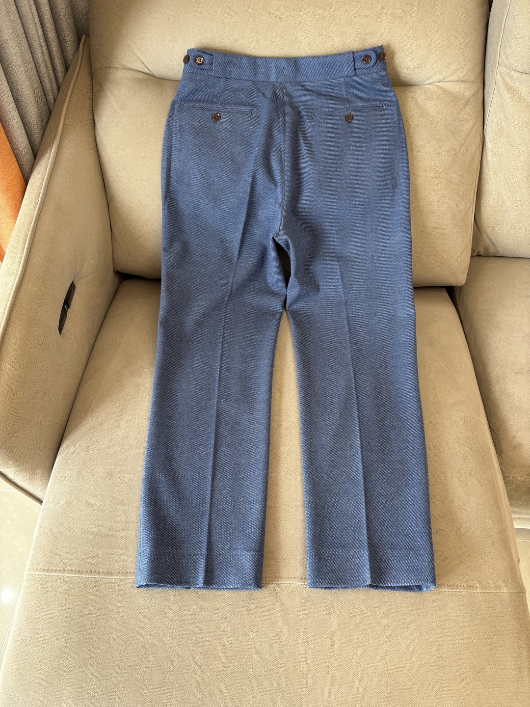 。面料老钱味十足双褶设计那不勒斯可调节裤腰西裤】厌倦了千篇一律的西裤？这款含羊毛醋酸天丝面料的意式西裤，