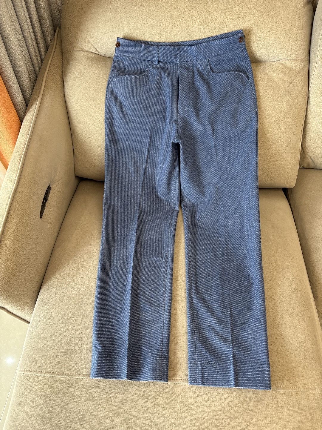 。面料老钱味十足双褶设计那不勒斯可调节裤腰西裤】厌倦了千篇一律的西裤？这款含羊毛醋酸天丝面料的意式西裤，