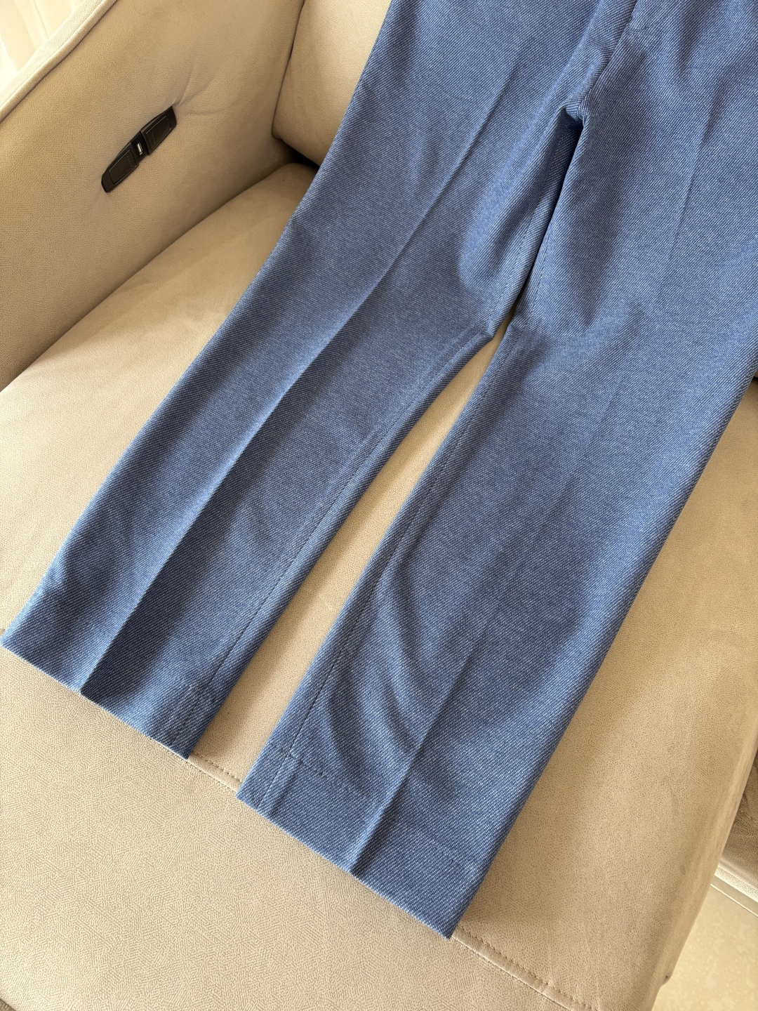 。面料老钱味十足双褶设计那不勒斯可调节裤腰西裤】厌倦了千篇一律的西裤？这款含羊毛醋酸天丝面料的意式西裤，