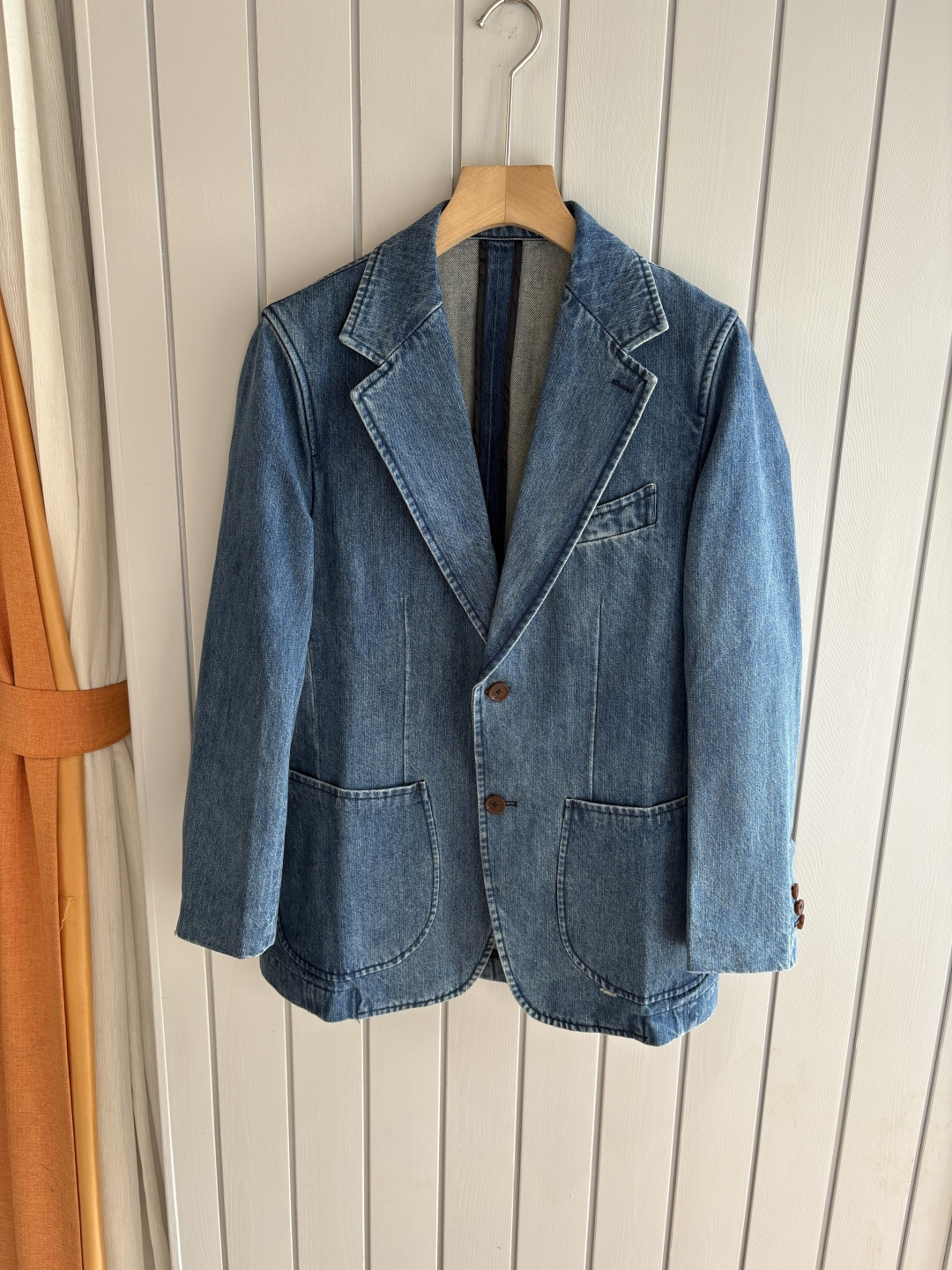 NO:570870,LP denim suit is known as the most luxurious imported denim fabric, retro old money style flat lapel collar, two buttons and diagonal lining, single suit is the most luxurious choice!  Solbiati denim suit, interpreting the charm of a retro gentleman. When a century-old fabric legend meets classic tailoring, a suit that can interpret men's outstanding taste and style comes into being. This notch lapel two-button diagonally inserted single suit made of 'Ma Wang' Solbiati imported fabric is a masterpiece of elegance and retro, and will start a sophisticated dressing journey for you.   The imported linen fabric is selected to show the top texture. It is known as the 'King of Linen' and has a long history of more than a hundred years. Its strict control of linen raw materials and exquisite textile technology give the fabric unparalleled quality. The fineness of 30 counts makes the fabric texture delicate and tough, and the moderate weight of 138 grams ensures a crisp and stylish wearing effect.  , and has good breathability and comfort. The natural texture and color of linen highlight its unique natural beauty. Every time you wear it, you feel like you are in close contact with nature. In hot summer, it can quickly take away body surface heat and keep you cool; while in other seasons, its thermal insulation can bring just the right amount of warmth, truly realizing a dressing experience suitable for all seasons.   Retro old money style elements have a unique charm. The retro old money style design is inspired by classics, but also incorporates modern fashion understanding, making the suit exude a timeless charm. The notch lapel design is simple and elegant, classic and versatile, and can cleverly modify the face and neck lines, showing a man's ability and confidence. Two buttons  The design not only conforms to the specifications of traditional suits, but also adds a sense of neatness. When worn, it can be opened and closed freely according to the occasion to create different styles. The detail processing of the diagonal lining not only enhances the three-dimensional sense and support of the suit, making the overall shape more crisp, but also effectively prevents the suit from deforming and extends its service life.  Size M-3XL,,loro piana,business suit,alexander wang19860909LP牛仔西装之称顶奢进口牛仔面料复古老钱风款式平驳领两粒扣斜插衬单西顶奢之选！Solbiati牛仔西装,演绎复古绅士魅力 当百年面料传奇邂逅经典剪裁,一款能诠释男士卓越品味与格调的西装应运而生.这款以“麻王”Solbiati进口面料打造的平驳领两粒扣斜插衬单西装,是优雅与复古交织的杰作,将为你开启一段精致的穿搭之旅. 选用进口亚麻面料,尽显顶级质感.素有“麻王”之称,拥有超过百年的悠久历史.其对亚麻原料的严格把控与精湛的纺织工艺,赋予了面料无与伦比的品质.30支的精细度,让面料质感细腻且富有韧性,138克的克重适中,既保证了挺括有型的穿着效果,又具备良好的透气性和舒适性.亚麻天然的纹理与色泽,彰显着独特的自然美感,每一次穿着都仿佛是与大自然的亲密接触.在炎炎夏日,它能迅速带走体表热量,保持清爽；而在其他季节,其保暖性又能带来恰到好处的温暖,真正实现四季皆宜的穿搭体验. 复古老钱风元素,别具韵味.复古的老钱风设计灵感源自经典,又融入了现代时尚的理解,让西装散发着历久弥新的魅力.平驳领设计简洁大方,经典且百搭,能够巧妙修饰脸型与颈部线条,展现出男士的干练与自信.两粒扣的设计既符合传统西装的规范,又增添了几分利落感,穿着时可根据场合自由开合,塑造出不同的风格.斜插衬的细节处理,不仅增强了西装的立体感和支撑性,使整体造型更加挺括,还能有效防止西装变形,延长使用寿命. 码数M-3XL,,loro piana,business suit,alexander wang,Men's clothing