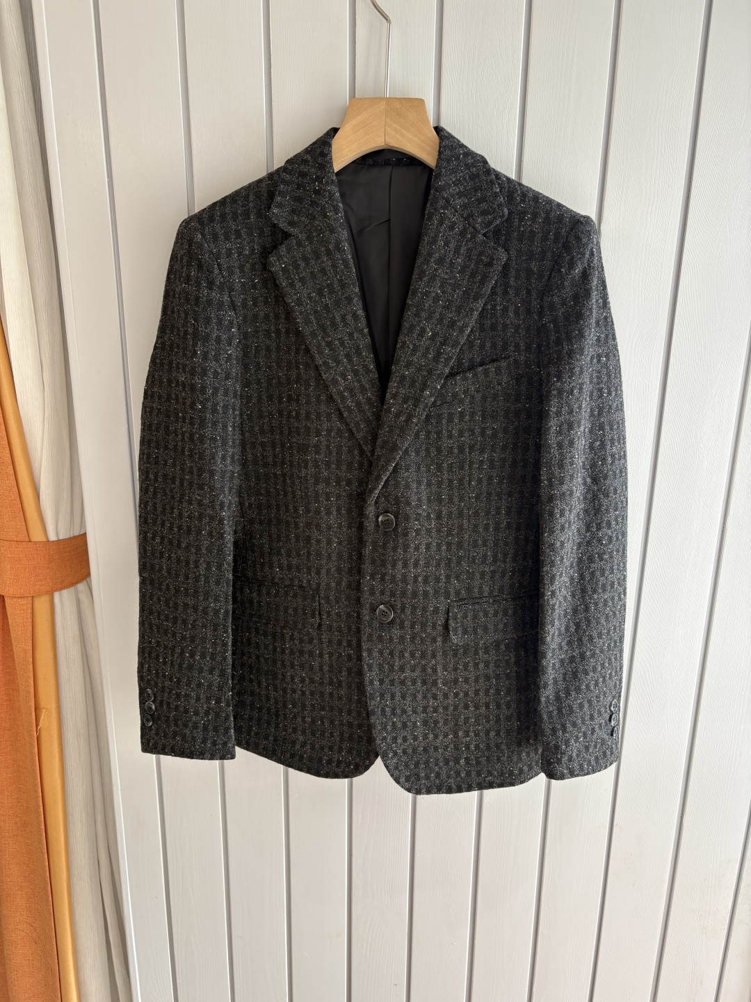 NO:570853,Known as 'LP King', the most luxurious imported linen fabric, retro old-money style flat lapel two-button lining singlet is the most luxurious choice! Solbiati linen suit, interpreting the charm of a retro gentleman. When a century-old fabric legend meets classic tailoring, a suit that can interpret men's excellent taste and style comes into being. This flat lapel two-button lining single suit made of 'Ma Wang' Solbiati imported fabric is a masterpiece of elegance and retro interweaving, and will start an exquisite dressing journey for you.   The imported linen fabric is selected to show the top texture. It is known as the 'King of Linen' and has a long history of more than a hundred years. Its strict control of linen raw materials and exquisite textile technology give the fabric unparalleled quality. The fineness of 30 counts makes the fabric texture delicate and tough, and the moderate weight of 138 grams ensures a crisp and stylish wearing effect.  , and has good breathability and comfort. The natural texture and color of linen highlight its unique natural beauty. Every time you wear it, you feel like you are in close contact with nature. In hot summer, it can quickly take away body surface heat and keep you cool; while in other seasons, its thermal insulation can bring just the right amount of warmth, truly realizing a dressing experience suitable for all seasons.   Retro old money style elements have a unique charm. The retro old money style design is inspired by classics, but also incorporates modern fashion understanding, making the suit exude a timeless charm. The notch lapel design is simple and elegant, classic and versatile, and can cleverly modify the face and neck lines, showing a man's ability and confidence. Two buttons  The design not only conforms to the specifications of traditional suits, but also adds a sense of neatness. When worn, it can be opened and closed freely according to the occasion to create different styles. The detail processing of the diagonal lining not only enhances the three-dimensional sense and support of the suit, making the overall shape more crisp, but also effectively prevents the suit from deforming and extends its service life.  Size M-3XL,,loro piana,business suit,alexander wang19860909LP麻王”之称顶奢进口亚麻面料复古老钱风款式平驳领两粒扣斜插衬单西顶奢之选！Solbiati亚麻西装,演绎复古绅士魅力 当百年面料传奇邂逅经典剪裁,一款能诠释男士卓越品味与格调的西装应运而生.这款以“麻王”Solbiati进口面料打造的平驳领两粒扣斜插衬单西装,是优雅与复古交织的杰作,将为你开启一段精致的穿搭之旅. 选用进口亚麻面料,尽显顶级质感.素有“麻王”之称,拥有超过百年的悠久历史.其对亚麻原料的严格把控与精湛的纺织工艺,赋予了面料无与伦比的品质.30支的精细度,让面料质感细腻且富有韧性,138克的克重适中,既保证了挺括有型的穿着效果,又具备良好的透气性和舒适性.亚麻天然的纹理与色泽,彰显着独特的自然美感,每一次穿着都仿佛是与大自然的亲密接触.在炎炎夏日,它能迅速带走体表热量,保持清爽；而在其他季节,其保暖性又能带来恰到好处的温暖,真正实现四季皆宜的穿搭体验. 复古老钱风元素,别具韵味.复古的老钱风设计灵感源自经典,又融入了现代时尚的理解,让西装散发着历久弥新的魅力.平驳领设计简洁大方,经典且百搭,能够巧妙修饰脸型与颈部线条,展现出男士的干练与自信.两粒扣的设计既符合传统西装的规范,又增添了几分利落感,穿着时可根据场合自由开合,塑造出不同的风格.斜插衬的细节处理,不仅增强了西装的立体感和支撑性,使整体造型更加挺括,还能有效防止西装变形,延长使用寿命. 码数M-3XL,,loro piana,business suit,alexander wang,Men's clothing