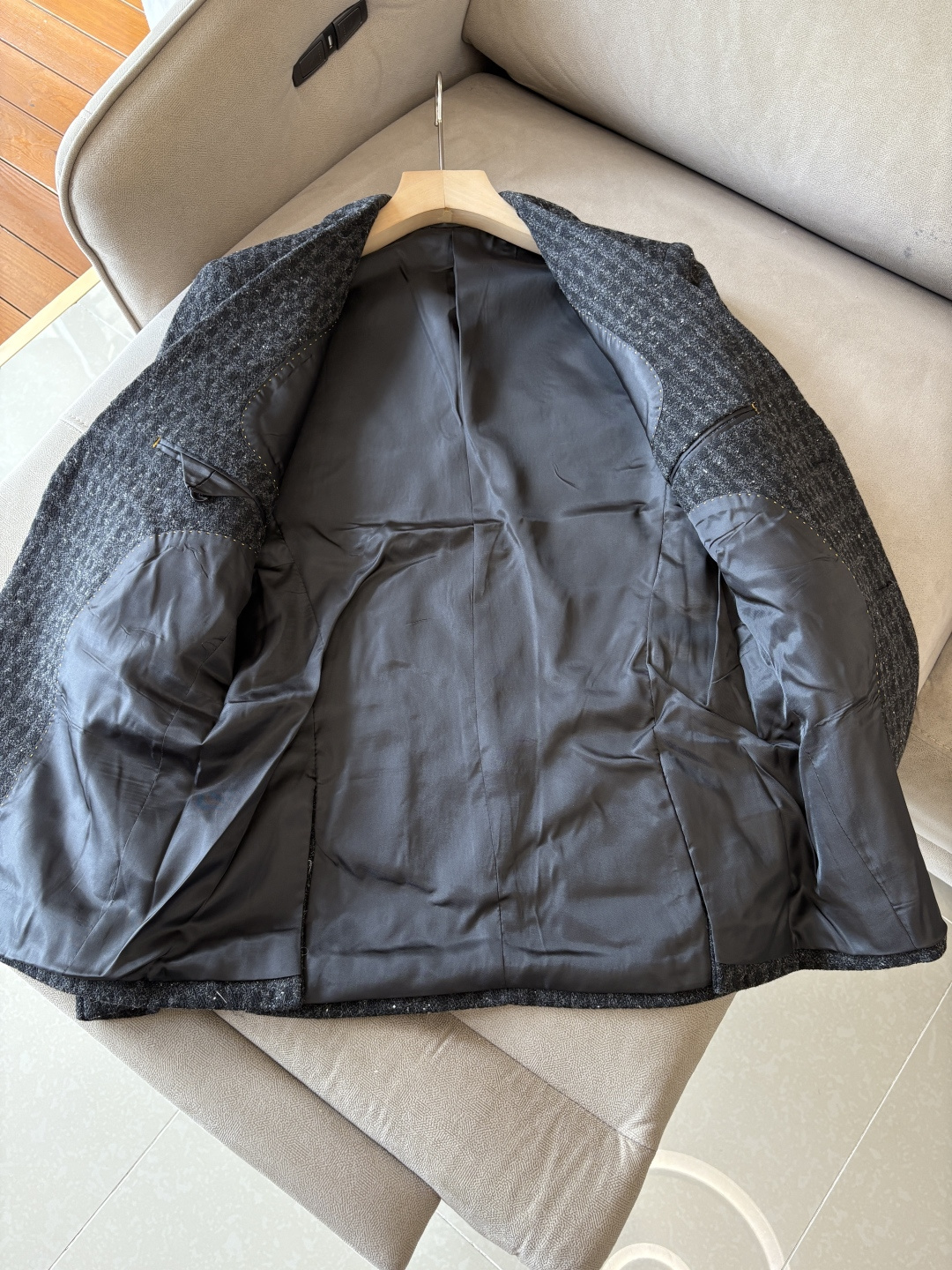 。lP🆕麻王”之称顶奢进口亚麻面料复古老钱风款式平驳领两粒扣斜插衬单西顶奢之选！Solbiati亚麻西装