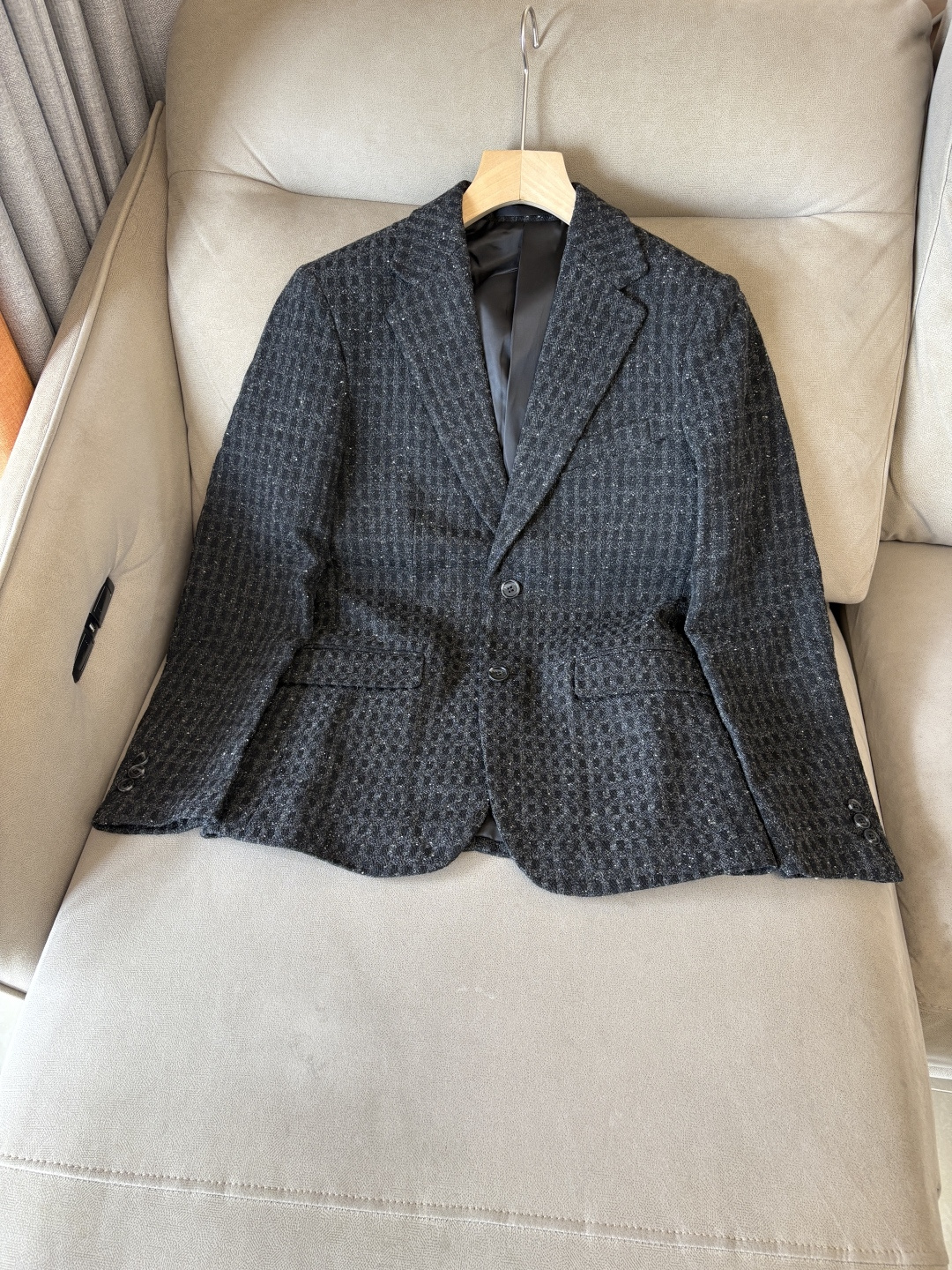 NO:550762,The top luxury imported linen fabric is the old-fashioned style, the two-pin buckle slant linen, the top luxury choice is the top luxury! Solbiati linen suit, interpreting the charm of retro gentlemen. When the legend of century-old fabric encounters classic tailoring, a suit that can interpret the excellent taste and style of men came into being. This flat-lucked two-pin slant linen suit made of imported fabric of 'Mark King' Solbiati is a masterpiece of interweaving elegance and retro, and will start a journey of exquisite outfits for you.  The use of imported linen fabrics shows the top texture. It is known as the 'King of Ma' and has a long history of more than a hundred years. Its strict control of linen raw materials and exquisite textile craftsmanship give the fabric an unparalleled quality. The 30-piece fineness makes the fabric delicate and tough. The 138 grams weight is moderate, which not only ensures a crisp and stylish dressing effect, but also has good breathability and comfort. The natural texture and color of linen demonstrates a unique natural beauty. Every time it is worn, it seems to be intimate contact with nature. In the hot summer, it can quickly take away the heat on the body surface and keep it refreshing; in other seasons, its warmth can bring just the right warmth, truly achieving a dressing experience that is suitable for all seasons.  Retro old Qian style elements are unique. The retro old Qian style design is inspired by classics and incorporates the understanding of modern fashion, making the suit exude a time-honored charm. The flat collar design is simple and elegant, classic and versatile, and can cleverly modify the face and neck lines, showing the ability and confidence of a man. The two-bar design not only conforms to the specifications of traditional suits, but also adds a bit of neatness. When worn, you can open and close freely according to the occasion to create different styles. The details of the oblique lining not only enhances the three-dimensionality and support of the suit, making the overall shape more crisp, but also effectively prevents the suit from deforming and extends the service life.19860909LP麻王”之称顶奢进口亚麻面料复古老钱风款式平驳领两粒扣斜插衬单西顶奢之选！Solbiati亚麻西装,演绎复古绅士魅力 当百年面料传奇邂逅经典剪裁,一款能诠释男士卓越品味与格调的西装应运而生.这款以“麻王”Solbiati进口面料打造的平驳领两粒扣斜插衬单西装,是优雅与复古交织的杰作,将为你开启一段精致的穿搭之旅. 选用进口亚麻面料,尽显顶级质感.素有“麻王”之称,拥有超过百年的悠久历史.其对亚麻原料的严格把控与精湛的纺织工艺,赋予了面料无与伦比的品质.30支的精细度,让面料质感细腻且富有韧性,138克的克重适中,既保证了挺括有型的穿着效果,又具备良好的透气性和舒适性.亚麻天然的纹理与色泽,彰显着独特的自然美感,每一次穿着都仿佛是与大自然的亲密接触.在炎炎夏日,它能迅速带走体表热量,保持清爽；而在其他季节,其保暖性又能带来恰到好处的温暖,真正实现四季皆宜的穿搭体验. 复古老钱风元素,别具韵味.复古的老钱风设计灵感源自经典,又融入了现代时尚的理解,让西装散发着历久弥新的魅力.平驳领设计简洁大方,经典且百搭,能够巧妙修饰脸型与颈部线条,展现出男士的干练与自信.两粒扣的设计既符合传统西装的规范,又增添了几分利落感,穿着时可根据场合自由开合,塑造出不同的风格.斜插衬的细节处理,不仅增强了西装的立体感和支撑性,使整体造型更加挺括,还能有效防止西装变形,延长使用寿命. 码数M-3XL,,loro piana,business suit,alexander wang,Men's clothing