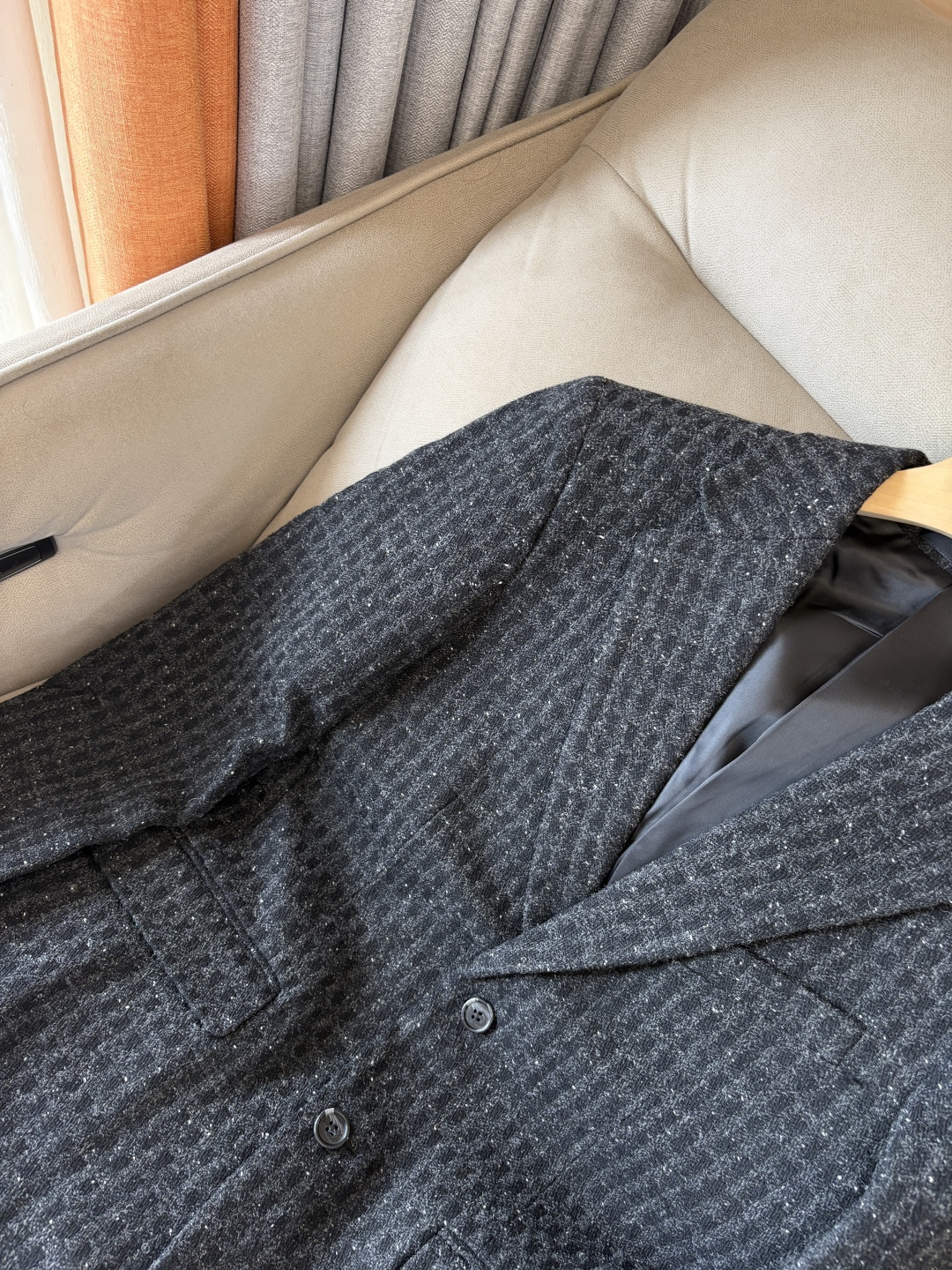 。lP🆕麻王”之称顶奢进口亚麻面料复古老钱风款式平驳领两粒扣斜插衬单西顶奢之选！Solbiati亚麻西装