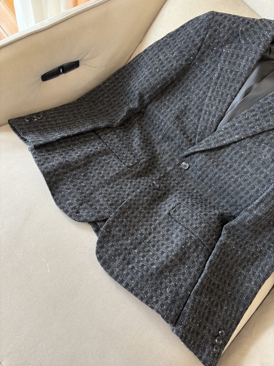 。lP🆕麻王”之称顶奢进口亚麻面料复古老钱风款式平驳领两粒扣斜插衬单西顶奢之选！Solbiati亚麻西装