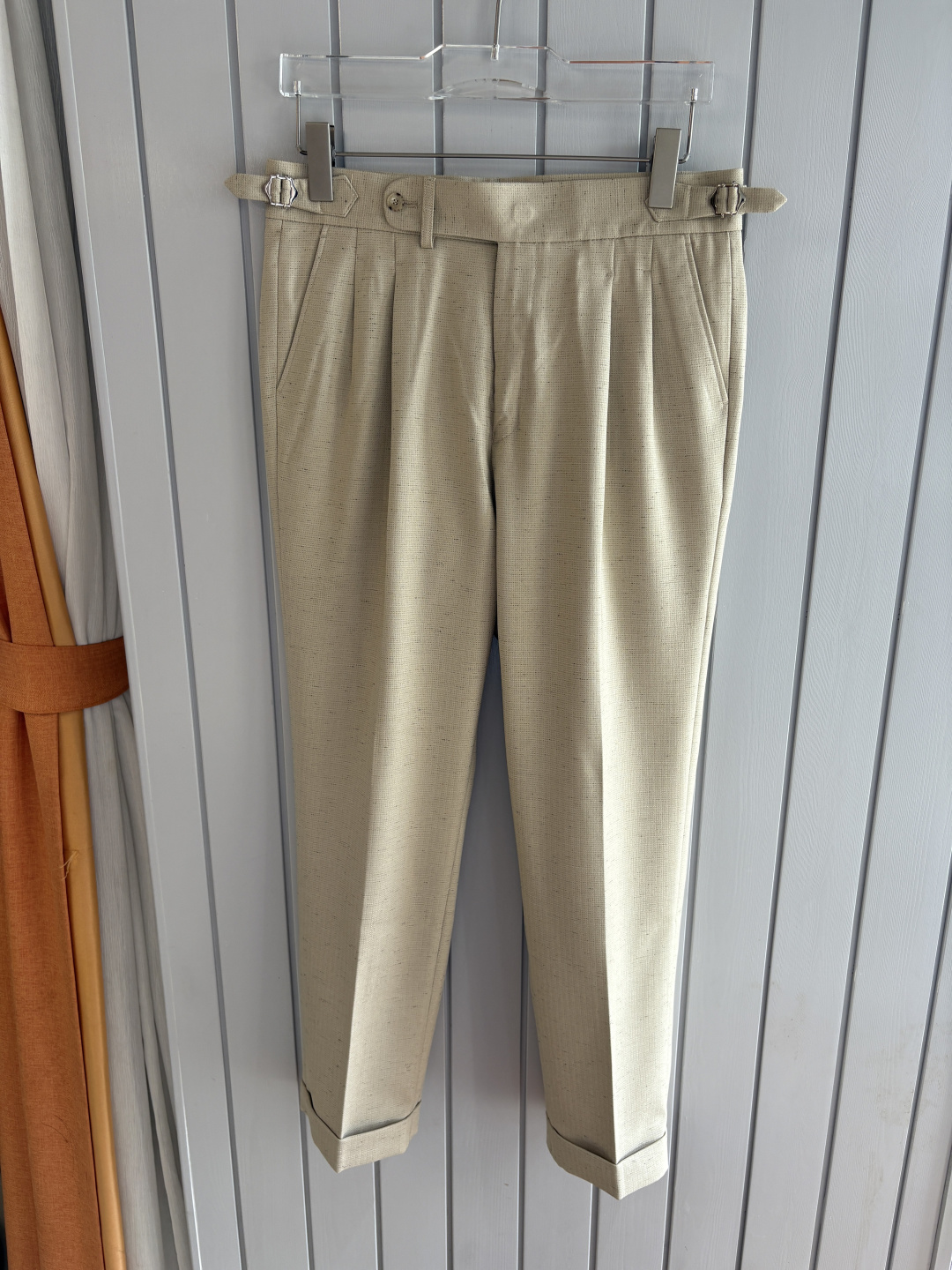 NO:573758,Pants Clothes; Lp Hand-made hand-sewing is one of the important features of privately-made suits. Tailors will use traditional hand-sewing processes, such as hand-making, hand-cutting, hand-sewing, etc., to ensure that every detail is refined. The suits produced by this process not only have a high fit, but also have smooth lines and are comfortable to wear.  Detail processing Hand-sewn custom suits pay great attention to details. For example, the collar, cuffs, buttons and other parts of the suit will be finely hand-processed to ensure overall coordination and beauty. At the same time, it will also be personalized according to personal needs and preferences, such as adding personal logos, adjusting pocket designs, etc. This means that each suit is unique and carefully crafted by experienced craftsmen, paying attention to every detail to ensure high quality.   The 'burden reduction' design takes into account the heat of summer. The suit pursues lightness in design without losing solemnity and elegance, so that the wearer can remain comfortable in hot weather. The half-three-dimensional and half-line design fits the body curve, while the three-dimensional tailoring can shape a tall and straight figure, making the overall shape more stylish. Material combination This suit uses high-quality blended materials.  The high-temperature shaping and ironing process fixes the shape of the suit through high-temperature treatment. It can remain stiff and not deformed even in high-temperature environments, ensuring that it remains elegant when worn for a long time. The notched lapel collar is a simple and classic collar design that is suitable for various occasions and shows the wearer's stability and confidence.   To sum up, this handmade summer suit combines elegance and practicality, with high-quality materials and exquisite workmanship. It is undoubtedly an ideal choice for gentlemen to show their unique charm in summer. Whether it is for formal occasions or daily wear, it can show the taste and style of the wearer; clothes 48-56; pants 29-36 no 35;,, loro piana, business suit, alexander wang19860909裤子 衣服 ; Lp手工打造手工缝制是私定西装的重要特点之一.裁缝会采用传统的手工缝制工艺,如手工打版、手工裁剪、手工缝纫等,确保每一个细节都精益求精.这种工艺制作出来的西装不仅合身度高,而且线条流畅,穿着舒适. 细节处理手工缝制私定西装在细节处理上非常注重.例如,西装的领口、袖口、扣子等部位都会进行精细的手工处理,以确保整体协调性和美观度.同时,还会根据个人的需求和喜好进行个性化定制,如添加个人专属标识、调整口袋设计等. 这意味着每一件套西都是独一无二的,由经验丰富的工匠精心制作,注重每一个细节,确保品质上乘. “减负”设计考虑到夏季的炎热,套西在设计上追求轻便,同时不失庄重和优雅,使穿着者在炎热的天气中也能保持舒适. 半里立体有型半里设计贴合身体曲线,而立体剪裁则能塑造出挺拔的身形,使整体造型更加有型. 材质组合这款套西采用了高质量的混纺材料, 高温定型整烫工艺通过高温处理,套西的形状得以固定,即使在高温环境下也能保持挺括不变形,确保长时间穿着依然保持优雅. 平驳领这种领型设计简约而经典,适合各种场合,展现出穿着者的稳重和自信. 综上所述,这款手工打造的夏季套西融合了优雅与实用,材质上乘,工艺精湛,无疑是绅士们在夏季展现自己独特魅力的理想选择.无论是参加正式场合还是日常穿着,都能展现出穿着者的品味和风格；衣服48-56；裤子29-36没35；,,loro piana,business suit,alexander wang,Men's clothing