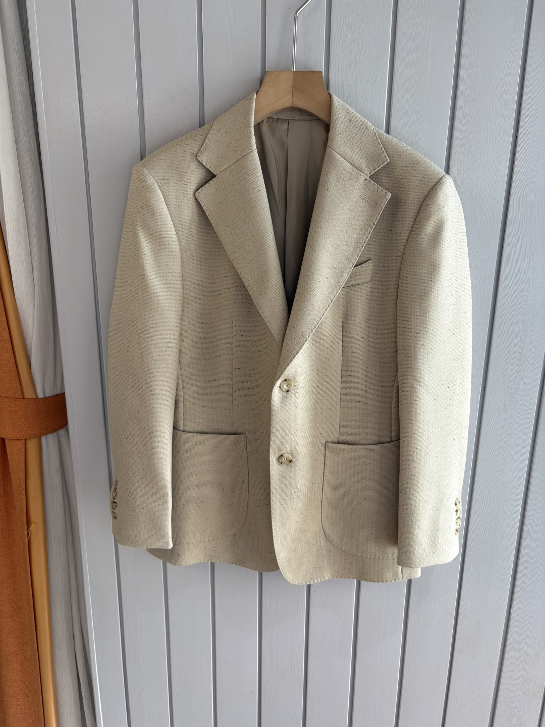 NO:573761,Pants Clothes 0; Lp Hand-made and hand-sewn is one of the important features of custom-made suits. Tailors will use traditional hand-sewing techniques, such as hand-making, hand-cutting, hand-sewing, etc., to ensure that every detail is refined. The suits produced by this process not only have a high fit, but also have smooth lines and are comfortable to wear.  Detail processing Hand-sewn custom suits pay great attention to details. For example, the collar, cuffs, buttons and other parts of the suit will be finely hand-processed to ensure overall coordination and beauty. At the same time, it will also be personalized according to personal needs and preferences, such as adding personal logos, adjusting pocket designs, etc. This means that each suit is unique and carefully crafted by experienced craftsmen, paying attention to every detail to ensure high quality.   The 'burden reduction' design takes into account the heat of summer. The suit pursues lightness in design without losing solemnity and elegance, so that the wearer can remain comfortable in hot weather. The half-three-dimensional and half-line design fits the body curve, while the three-dimensional tailoring can shape a tall and straight figure, making the overall shape more stylish. Material combination This suit uses high-quality blended materials.  The high-temperature shaping and ironing process fixes the shape of the suit through high-temperature treatment. It can remain stiff and not deformed even in high-temperature environments, ensuring that it remains elegant when worn for a long time. The notched lapel collar is a simple and classic collar design that is suitable for various occasions and shows the wearer's stability and confidence.   To sum up, this handmade summer suit combines elegance and practicality, with high-quality materials and exquisite workmanship. It is undoubtedly an ideal choice for gentlemen to show their unique charm in summer. Whether it is for formal occasions or daily wear, it can show the taste and style of the wearer; clothes 48-56; pants 29-36 no 35;,, loro piana, business suit, alexander wang19860909裤子 衣服 0; Lp手工打造手工缝制是私定西装的重要特点之一.裁缝会采用传统的手工缝制工艺,如手工打版、手工裁剪、手工缝纫等,确保每一个细节都精益求精.这种工艺制作出来的西装不仅合身度高,而且线条流畅,穿着舒适. 细节处理手工缝制私定西装在细节处理上非常注重.例如,西装的领口、袖口、扣子等部位都会进行精细的手工处理,以确保整体协调性和美观度.同时,还会根据个人的需求和喜好进行个性化定制,如添加个人专属标识、调整口袋设计等. 这意味着每一件套西都是独一无二的,由经验丰富的工匠精心制作,注重每一个细节,确保品质上乘. “减负”设计考虑到夏季的炎热,套西在设计上追求轻便,同时不失庄重和优雅,使穿着者在炎热的天气中也能保持舒适. 半里立体有型半里设计贴合身体曲线,而立体剪裁则能塑造出挺拔的身形,使整体造型更加有型. 材质组合这款套西采用了高质量的混纺材料, 高温定型整烫工艺通过高温处理,套西的形状得以固定,即使在高温环境下也能保持挺括不变形,确保长时间穿着依然保持优雅. 平驳领这种领型设计简约而经典,适合各种场合,展现出穿着者的稳重和自信. 综上所述,这款手工打造的夏季套西融合了优雅与实用,材质上乘,工艺精湛,无疑是绅士们在夏季展现自己独特魅力的理想选择.无论是参加正式场合还是日常穿着,都能展现出穿着者的品味和风格；衣服48-56；裤子29-36没35；,,loro piana,business suit,alexander wang,Men's clothing