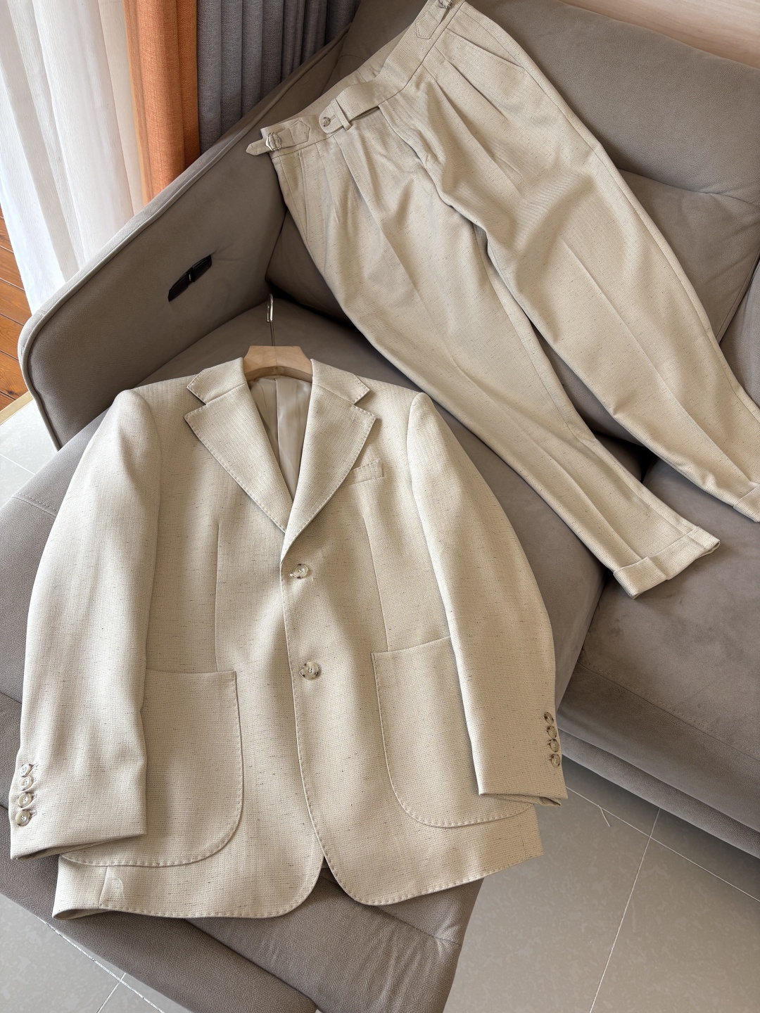 NO:549473,Pants and clothes; Lp hand-made hand-sewn is one of the important features of private suits. Tailors will use traditional hand-sewning techniques, such as hand-made plates, hand-cutting, hand-sewing, etc. to ensure that every detail is perfect. The suits produced in this process are not only fit well, but also have smooth lines and comfortable wear. Details are handled with great attention in detail. For example, the neckline, cuffs, buttons and other parts of the suit will be carefully hand-processed to ensure overall coordination and aesthetics. At the same time, personalized customization will be made according to personal needs and preferences, such as adding personal exclusive logos, adjusting pocket designs, etc. This means that each suit is unique, carefully crafted by experienced craftsmen, paying attention to every detail to ensure high quality.  The 'burden reduction' design takes into account the heat of summer. The suit pursues lightness in design, while not losing solemnity and elegance, so that the wearer can also maintain comfort in hot weather. The half-lite three-dimensional and stylish half-lite design fits the body curve, while the three-dimensional tailoring can create a straight body, making the overall shape more stylish. Material combination This suit uses high-quality blended materials. The high-temperature shaping and ironing process is processed through high-temperature processing, and the shape of the suit is fixed, and it can be kept firm and undeformed even in high-temperature environments, ensuring that it remains elegant when worn for a long time. The collar design of the flat collar is simple and classic, suitable for various occasions, showing the wearer's stability and confidence.  To sum up, this handmade summer suit combines elegance and practicality, with excellent materials and exquisite craftsmanship, which is undoubtedly an ideal choice for gentlemen to show their unique charm in summer. Whether it is formal occasions or daily wear, it can show the wearer's taste and style; clothes are 48-56; pants 29-36 but 35;, loro piana, business suit, alexander wang19860909裤子衣服 ; Lp手工打造手工缝制是私定西装的重要特点之一.裁缝会采用传统的手工缝制工艺,如手工打版、手工裁剪、手工缝纫等,确保每一个细节都精益求精.这种工艺制作出来的西装不仅合身度高,而且线条流畅,穿着舒适. 细节处理手工缝制私定西装在细节处理上非常注重.例如,西装的领口、袖口、扣子等部位都会进行精细的手工处理,以确保整体协调性和美观度.同时,还会根据个人的需求和喜好进行个性化定制,如添加个人专属标识、调整口袋设计等. 这意味着每一件套西都是独一无二的,由经验丰富的工匠精心制作,注重每一个细节,确保品质上乘. “减负”设计考虑到夏季的炎热,套西在设计上追求轻便,同时不失庄重和优雅,使穿着者在炎热的天气中也能保持舒适. 半里立体有型半里设计贴合身体曲线,而立体剪裁则能塑造出挺拔的身形,使整体造型更加有型. 材质组合这款套西采用了高质量的混纺材料, 高温定型整烫工艺通过高温处理,套西的形状得以固定,即使在高温环境下也能保持挺括不变形,确保长时间穿着依然保持优雅. 平驳领这种领型设计简约而经典,适合各种场合,展现出穿着者的稳重和自信. 综上所述,这款手工打造的夏季套西融合了优雅与实用,材质上乘,工艺精湛,无疑是绅士们在夏季展现自己独特魅力的理想选择.无论是参加正式场合还是日常穿着,都能展现出穿着者的品味和风格；衣服48-56；裤子29-36没35；,,loro piana,business suit,alexander wang,Men's clothing