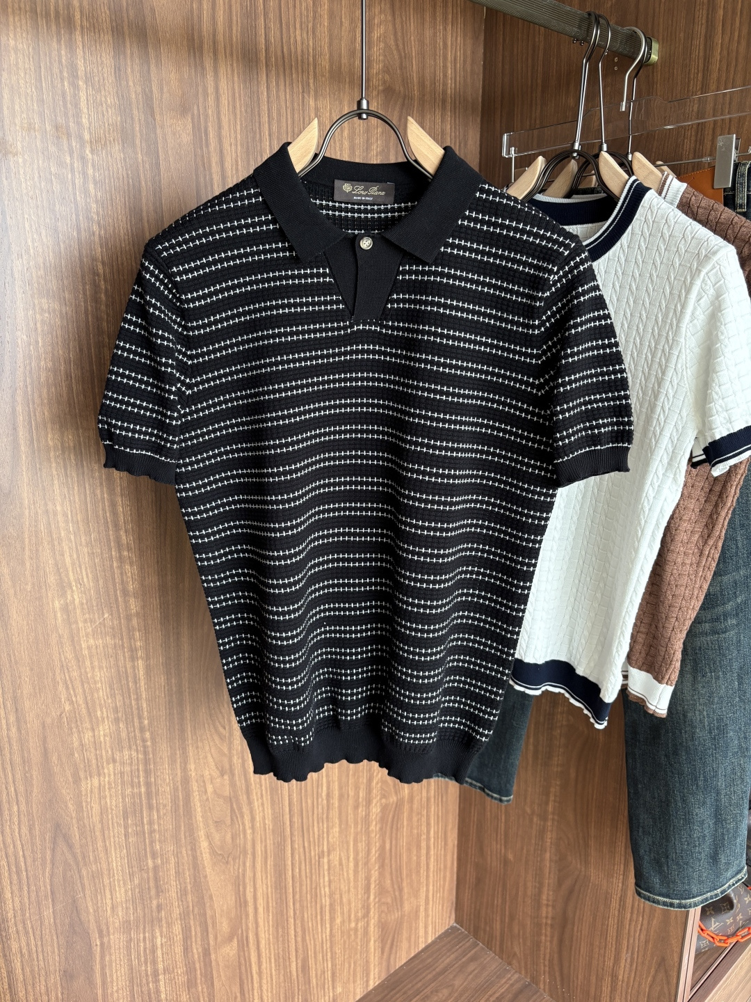 NO:538276,Time-consuming King' diamond jacquard design selects ultra-fine high-quality yarn lapel short-sleeved men's collection 'Time-consuming King' round neck and elegant craftsmanship, which is high-end when touching the skin. Craftsmanship and diamond hollow jacquard, three-dimensional diamond jacquard that takes several months to carve, woven architectural aesthetic texture between warp and weft, and the light and shadow penetrate, showing low-key luxury when light and shadow penetrate, and every move shows low-key luxury. Classic grid lapel short-sleeved design Simple lapel outlines neat lines, short-sleeved cut adapts to multiple scenes - layered suits during business meetings show elegance, casual wear reveals gentleman's taste, and the collection style never fades. The ultimate quality testimony of details Precision turning ensures that the seams are flat, the bone position is reinforced and durable without deformation; the neckline threads have been washed and tested, and they are still as crisp as new as they wear for a long time, and every detail is a testimony of 'time-consuming'. Code M-3XL001  020, T-shirt,business suit,alexander wang19860909耗时王”菱形提花设计甄选超细优质纱线翻领短袖男士典藏款「耗时王」圆领奢雅工艺,触肤即高阶. 匠心底蕴菱形镂空提花 耗时数月雕琢的立体菱形提花,经纬间织就建筑美学肌理,光影穿透时显隐交错,举手投足尽展低调奢华. 经典型格翻领短袖设计 简约翻领勾勒利落线条,短袖剪裁适配多场景——商务会晤时叠搭西装显儒雅,休闲时光单穿流露绅士品味,典藏款型永不褪色. 细节至臻品质见证 精密车工确保接缝平整,骨位加固耐穿不变形；领口螺纹经水洗测试,久穿仍挺括如新,每一处细节皆为「耗时」证言. 码数M-3XL001 020,,T-shirt,business suit,alexander wang,Men's clothing