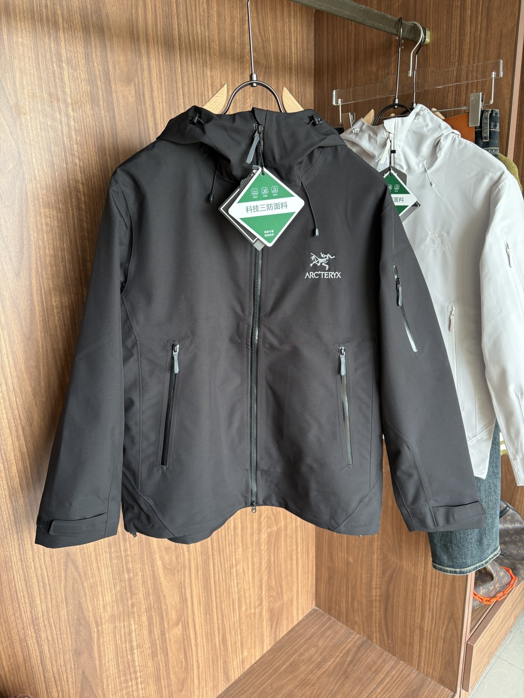 NO:541219,Top-up Beta SL jacket is a high-performance jacket designed for outdoor adventure. It is made of GORE-TEX fabric. It has excellent waterproof and breathable properties to ensure that it remains dry and comfortable in bad weather. Its high-quality design makes it easy to carry and is ideal for long-term hiking and traveling. The new Beta SL color is not only fashionable and eye-catching, but also increases visibility during outdoor activities and improves safety. The unique StormHood hood design provides comprehensive head protection without affecting the field of view. The underarm zipper design enhances breathability and prevents overheating. Whether it is mountaineering, hiking or daily commuting, the Archaeoptera Beta SL Sequoia jacket is an indispensable choice for you. Black color; beige size M-XXXL, arc'teryx, jackets &  coats, hats, alexander wang19860909爆款 顶配 Beta SL冲锋衣是一款专为户外探险设计的高性能外套. 采用GORE-TEX 面料. 具备卓越的防水透气性能,确保在恶劣天气下依然保持干爽舒适. 其高质量设计使其便于携带,非常适合长时间的徒步和旅行. Beta SL新色不仅时尚亮眼,还增加了户外活动中的可见性,提升安全性.独特的 StormHood帽兜设计,提供全面的头部保护,同时不影响视野. 腋下拉链设计增强了透气性,防止过热.无论是登山、徒步还是日常通勤,始祖鸟Beta SL红杉色冲锋衣都是您不可或缺的理想选择. 颜色黑色；米白 尺码M-XXXL,arc'teryx,jackets & coats,hats,alexander wang,Men's clothing