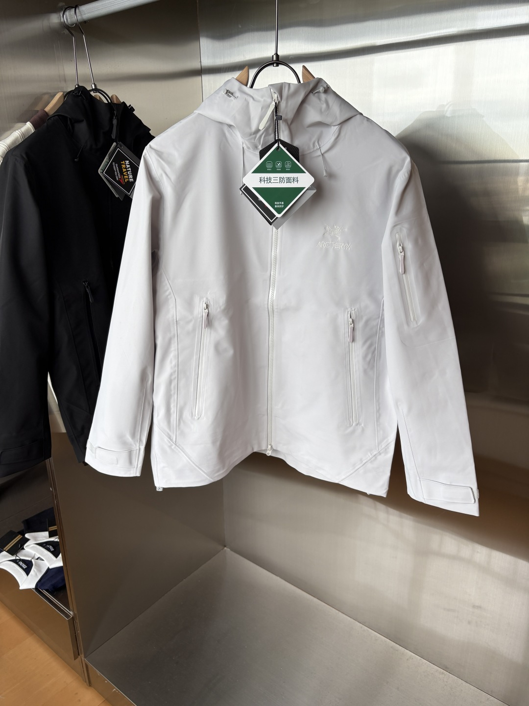 NO:538279,Top-up Beta SL jacket is a high-performance jacket designed for outdoor adventure. It is made of GORE-TEX fabric. It has excellent waterproof and breathable properties to ensure that it remains dry and comfortable in bad weather. Its high-quality design makes it easy to carry and is ideal for long-term hiking and traveling. The new Beta SL color is not only fashionable and eye-catching, but also increases visibility during outdoor activities and improves safety. The unique StormHood hood design provides comprehensive head protection without affecting the field of view. The underarm zipper design enhances breathability and prevents overheating. Whether it is mountaineering, hiking or daily commuting, the Archaeoptera Beta SL Sequoia jacket is an indispensable choice for you. Black color; beige size M-XXXL, arc'teryx, jackets &  coats, hats, alexander wang19860909爆款 顶配 Beta SL冲锋衣是一款专为户外探险设计的高性能外套. 采用GORE-TEX 面料. 具备卓越的防水透气性能,确保在恶劣天气下依然保持干爽舒适. 其高质量设计使其便于携带,非常适合长时间的徒步和旅行. Beta SL新色不仅时尚亮眼,还增加了户外活动中的可见性,提升安全性.独特的 StormHood帽兜设计,提供全面的头部保护,同时不影响视野. 腋下拉链设计增强了透气性,防止过热.无论是登山、徒步还是日常通勤,始祖鸟Beta SL红杉色冲锋衣都是您不可或缺的理想选择. 颜色黑色；米白 尺码M-XXXL,arc'teryx,jackets & coats,hats,alexander wang,Men's clothing