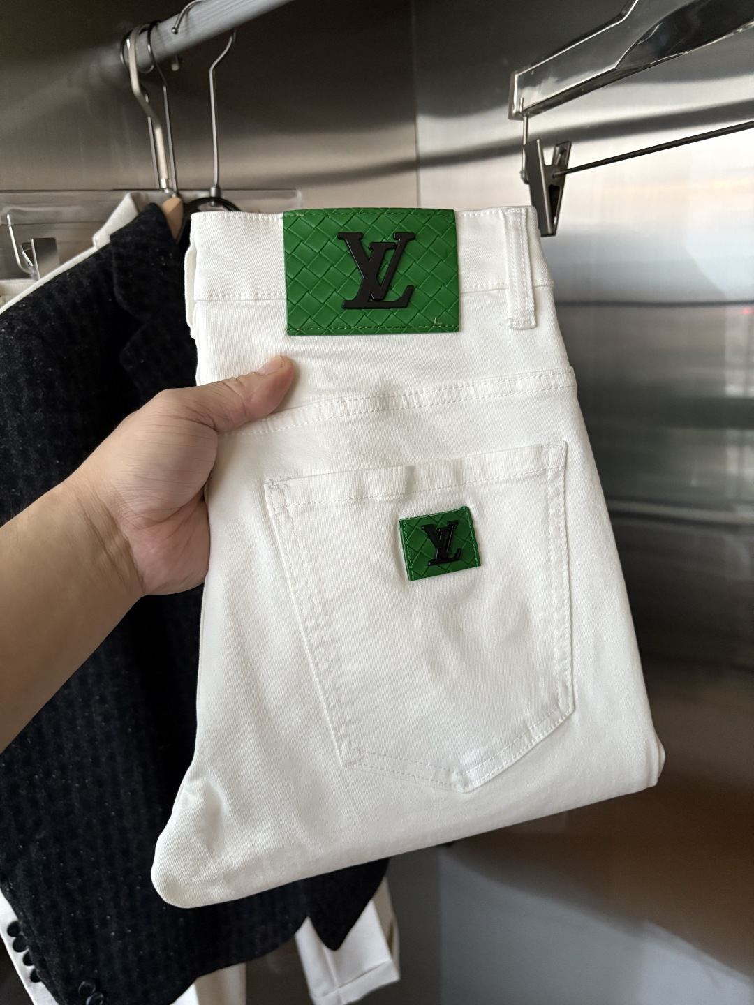 NO:537580,A super stylish jeans, customized original washing denim fabric, unique design, top-grade embroidery craft letter pattern logo, original hardware and auxiliary decoration, an extremely superior jeans, the materials and craftsmanship are extremely luxurious and exquisite, the grade is extremely high, the upper body is handsome and stylish, recommended, 005 yards 29-38 without 35; 37, jeans, alexander wang19860909超级有范儿的一款牛仔裤,定制原版水洗牛仔面料,独特设计,顶级刺绣工艺字母图案logo,原版五金辅料装饰,极为翘楚的一款牛仔裤,用料与工艺都极致奢华精湛,档次极高,上身帅气有型,推荐,005码数29-38没35；37,,jeans,alexander wang,Men's clothing