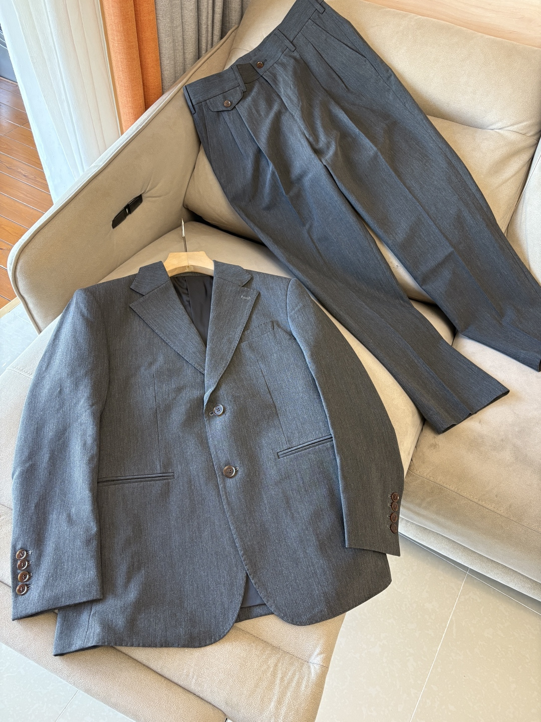 NO:573743,Pants Clothes; Lp Hand-made hand-sewing is one of the important features of privately-made suits. Tailors will use traditional hand-sewing processes, such as hand-making, hand-cutting, hand-sewing, etc., to ensure that every detail is refined. The suits produced by this process not only have a high fit, but also have smooth lines and are comfortable to wear.  Detail processing Hand-sewn custom suits pay great attention to details. For example, the collar, cuffs, buttons and other parts of the suit will be finely hand-processed to ensure overall coordination and beauty. At the same time, it will also be personalized according to personal needs and preferences, such as adding personal logos, adjusting pocket designs, etc. This means that each suit is unique and carefully crafted by experienced craftsmen, paying attention to every detail to ensure high quality.   The 'burden reduction' design takes into account the heat of summer. The suit pursues lightness in design without losing solemnity and elegance, so that the wearer can remain comfortable in hot weather. The half-three-dimensional and half-line design fits the body curve, while the three-dimensional tailoring can shape a tall and straight figure, making the overall shape more stylish. Material combination This suit uses high-quality blended materials.  The high-temperature shaping and ironing process fixes the shape of the suit through high-temperature treatment. It can remain stiff and not deformed even in high-temperature environments, ensuring that it remains elegant when worn for a long time. The notched lapel collar is a simple and classic collar design that is suitable for various occasions and shows the wearer's stability and confidence.   To sum up, this handmade summer suit combines elegance and practicality, with high-quality materials and exquisite workmanship. It is undoubtedly an ideal choice for gentlemen to show their unique charm in summer. Whether it is for formal occasions or daily wear, it can show the taste and style of the wearer; clothes 48-56; pants 29-36 no 35;,, loro piana, business suit, alexander wang19860909裤子 衣服 ; Lp手工打造手工缝制是私定西装的重要特点之一.裁缝会采用传统的手工缝制工艺,如手工打版、手工裁剪、手工缝纫等,确保每一个细节都精益求精.这种工艺制作出来的西装不仅合身度高,而且线条流畅,穿着舒适. 细节处理手工缝制私定西装在细节处理上非常注重.例如,西装的领口、袖口、扣子等部位都会进行精细的手工处理,以确保整体协调性和美观度.同时,还会根据个人的需求和喜好进行个性化定制,如添加个人专属标识、调整口袋设计等. 这意味着每一件套西都是独一无二的,由经验丰富的工匠精心制作,注重每一个细节,确保品质上乘. “减负”设计考虑到夏季的炎热,套西在设计上追求轻便,同时不失庄重和优雅,使穿着者在炎热的天气中也能保持舒适. 半里立体有型半里设计贴合身体曲线,而立体剪裁则能塑造出挺拔的身形,使整体造型更加有型. 材质组合这款套西采用了高质量的混纺材料, 高温定型整烫工艺通过高温处理,套西的形状得以固定,即使在高温环境下也能保持挺括不变形,确保长时间穿着依然保持优雅. 平驳领这种领型设计简约而经典,适合各种场合,展现出穿着者的稳重和自信. 综上所述,这款手工打造的夏季套西融合了优雅与实用,材质上乘,工艺精湛,无疑是绅士们在夏季展现自己独特魅力的理想选择.无论是参加正式场合还是日常穿着,都能展现出穿着者的品味和风格；衣服48-56；裤子29-36没35；,,loro piana,business suit,alexander wang,Men's clothing