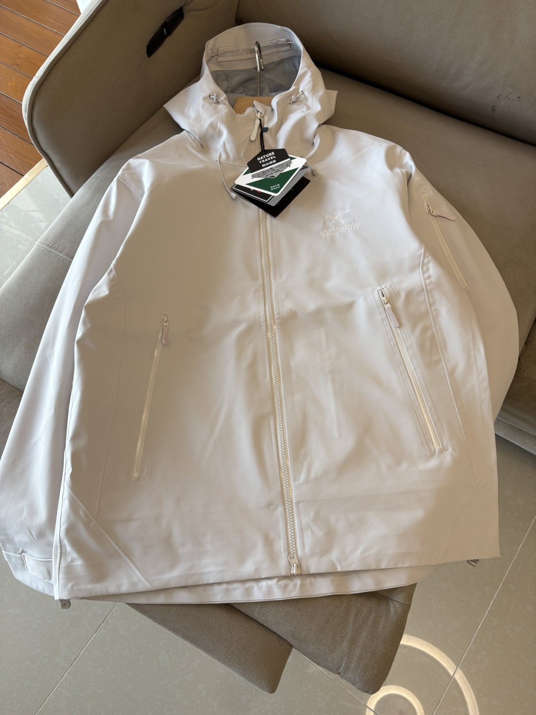 NO:540670,Top-up Beta SL jacket is a high-performance jacket designed for outdoor adventure. It is made of GORE-TEX fabric. It has excellent waterproof and breathable properties to ensure that it remains dry and comfortable in bad weather. Its high-quality design makes it easy to carry and is ideal for long-term hiking and traveling. The new Beta SL color is not only fashionable and eye-catching, but also increases visibility during outdoor activities and improves safety. The unique StormHood hood design provides comprehensive head protection without affecting the field of view. The underarm zipper design enhances breathability and prevents overheating. Whether it is mountaineering, hiking or daily commuting, the Archaeoptera Beta SL Sequoia jacket is an indispensable choice for you. Black color; beige size M-XXXL, arc'teryx, jackets &  coats, hats, alexander wang19860909爆款 顶配 Beta SL冲锋衣是一款专为户外探险设计的高性能外套. 采用GORE-TEX 面料. 具备卓越的防水透气性能,确保在恶劣天气下依然保持干爽舒适. 其高质量设计使其便于携带,非常适合长时间的徒步和旅行. Beta SL新色不仅时尚亮眼,还增加了户外活动中的可见性,提升安全性.独特的 StormHood帽兜设计,提供全面的头部保护,同时不影响视野. 腋下拉链设计增强了透气性,防止过热.无论是登山、徒步还是日常通勤,始祖鸟Beta SL红杉色冲锋衣都是您不可或缺的理想选择. 颜色黑色；米白 尺码M-XXXL,arc'teryx,jackets & coats,hats,alexander wang,Men's clothing