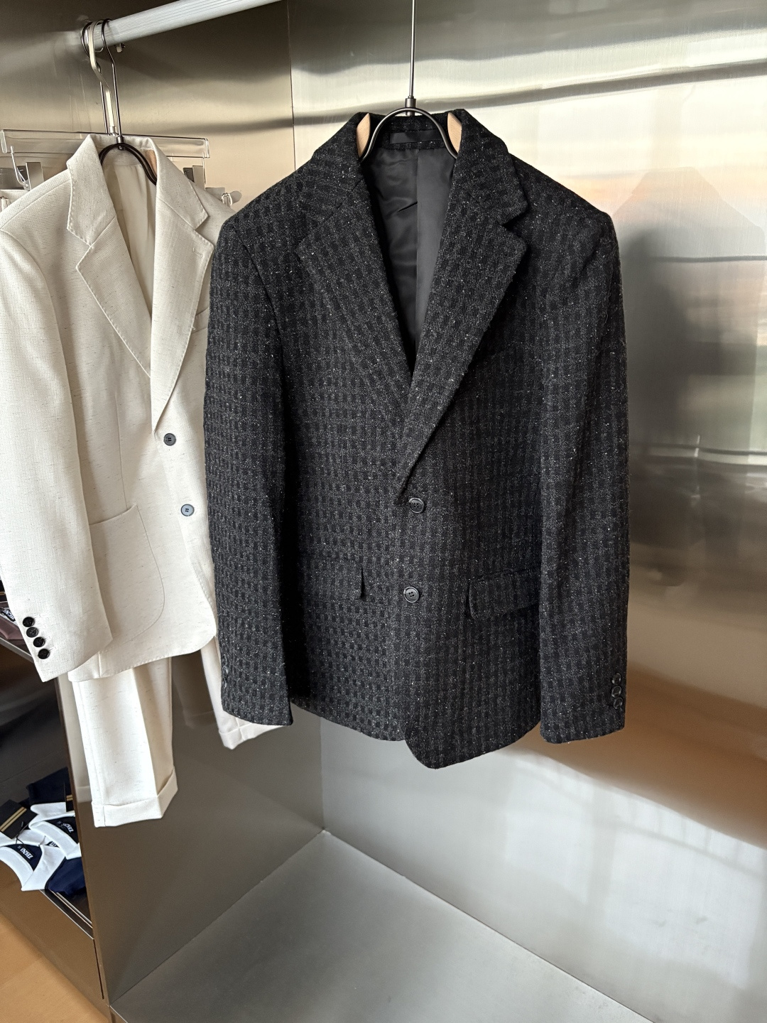 NO:537583,The top luxury imported linen fabric is the old-fashioned style, the two-pin buckle slant linen, the top luxury choice is the top luxury! Solbiati linen suit, interpreting the charm of retro gentlemen. When the legend of century-old fabric encounters classic tailoring, a suit that can interpret the excellent taste and style of men came into being. This flat-lucked two-pin slant linen suit made of imported fabric of 'Mark King' Solbiati is a masterpiece of interweaving elegance and retro, and will start a journey of exquisite outfits for you.  The use of imported linen fabrics shows the top texture. It is known as the 'King of Ma' and has a long history of more than a hundred years. Its strict control of linen raw materials and exquisite textile craftsmanship give the fabric an unparalleled quality. The 30-piece fineness makes the fabric delicate and tough. The 138 grams weight is moderate, which not only ensures a crisp and stylish dressing effect, but also has good breathability and comfort. The natural texture and color of linen demonstrates a unique natural beauty. Every time it is worn, it seems to be intimate contact with nature. In the hot summer, it can quickly take away the heat on the body surface and keep it refreshing; in other seasons, its warmth can bring just the right warmth, truly achieving a dressing experience that is suitable for all seasons.  Retro old Qian style elements are unique. The retro old Qian style design is inspired by classics and incorporates the understanding of modern fashion, making the suit exude a time-honored charm. The flat collar design is simple and elegant, classic and versatile, and can cleverly modify the face and neck lines, showing the ability and confidence of a man. The two-bar design not only conforms to the specifications of traditional suits, but also adds a bit of neatness. When worn, you can open and close freely according to the occasion to create different styles. The details of the oblique lining not only enhances the three-dimensionality and support of the suit, making the overall shape more crisp, but also effectively prevents the suit from deforming and extends the service life.19860909LP麻王”之称顶奢进口亚麻面料复古老钱风款式平驳领两粒扣斜插衬单西顶奢之选！Solbiati亚麻西装,演绎复古绅士魅力 当百年面料传奇邂逅经典剪裁,一款能诠释男士卓越品味与格调的西装应运而生.这款以“麻王”Solbiati进口面料打造的平驳领两粒扣斜插衬单西装,是优雅与复古交织的杰作,将为你开启一段精致的穿搭之旅. 选用进口亚麻面料,尽显顶级质感.素有“麻王”之称,拥有超过百年的悠久历史.其对亚麻原料的严格把控与精湛的纺织工艺,赋予了面料无与伦比的品质.30支的精细度,让面料质感细腻且富有韧性,138克的克重适中,既保证了挺括有型的穿着效果,又具备良好的透气性和舒适性.亚麻天然的纹理与色泽,彰显着独特的自然美感,每一次穿着都仿佛是与大自然的亲密接触.在炎炎夏日,它能迅速带走体表热量,保持清爽；而在其他季节,其保暖性又能带来恰到好处的温暖,真正实现四季皆宜的穿搭体验. 复古老钱风元素,别具韵味.复古的老钱风设计灵感源自经典,又融入了现代时尚的理解,让西装散发着历久弥新的魅力.平驳领设计简洁大方,经典且百搭,能够巧妙修饰脸型与颈部线条,展现出男士的干练与自信.两粒扣的设计既符合传统西装的规范,又增添了几分利落感,穿着时可根据场合自由开合,塑造出不同的风格.斜插衬的细节处理,不仅增强了西装的立体感和支撑性,使整体造型更加挺括,还能有效防止西装变形,延长使用寿命. 码数M-3XL,,loro piana,business suit,alexander wang,Men's clothing