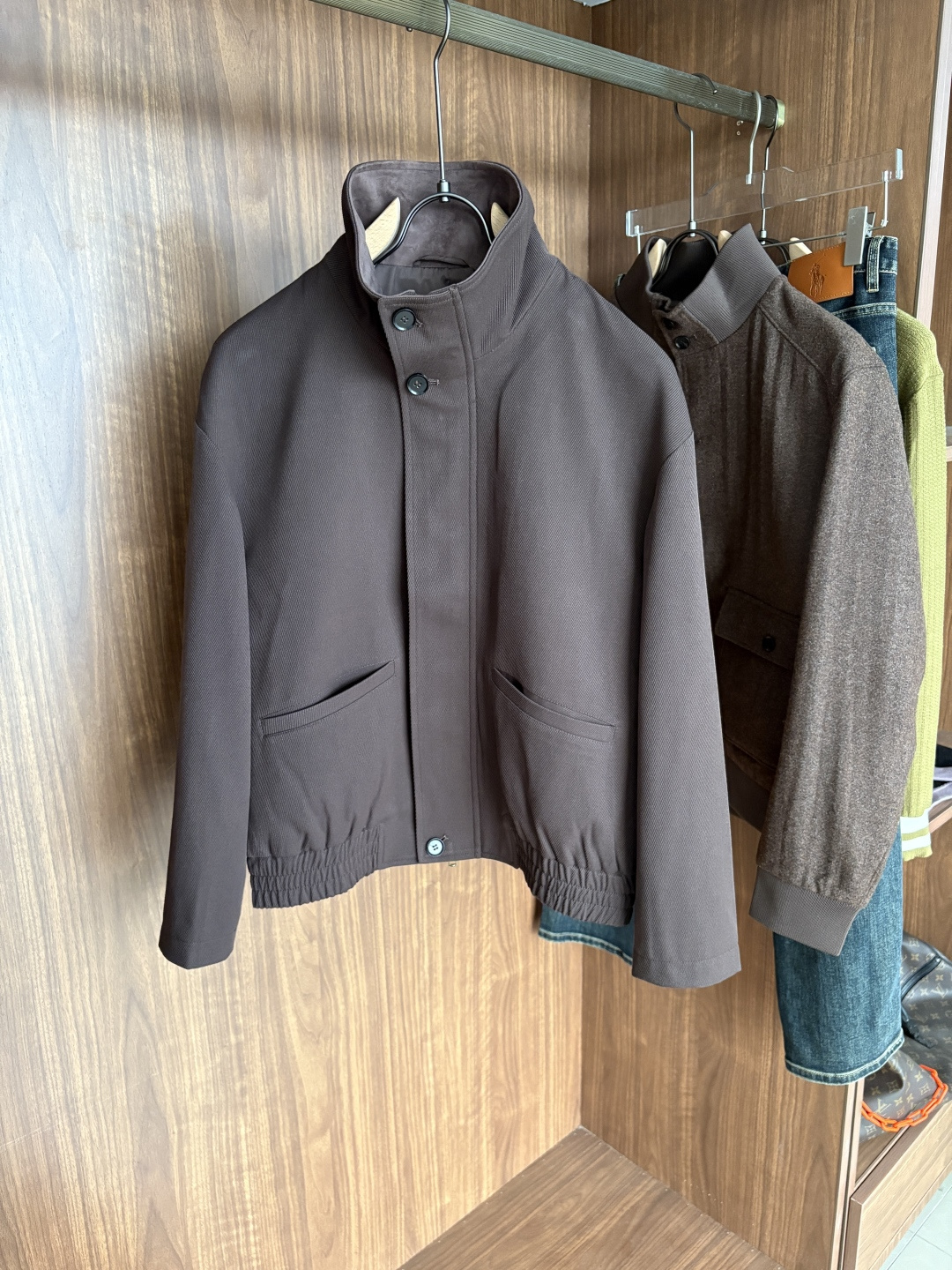 NO:550760,The latest Italian style old-fashion style for L, P counter ~ Comfortable and breathable hunting jacket, top channel goods, very high-end business and casual style, Italian style old-fashion style LP family autumn and winter new style, a style for commuting and leisure, the zipper adopts a double zipper head design, which can easily concave shape, and the design of the stand-up collar shows the urban elite style, the side oblique zipper pocket is beautiful and practical, customized high-woven vertical stripes high-density copper-ammonia fiber lining, close-fitting and smooth, customized original hardware zipper and standard mark, highlighting the high-luxury channel quality control texture through details!  Code number M-XXL, loro piana, jackets & coats, jackets & coats, alexander wang19860909L,P专柜最新款意式老钱风~舒适透气猎装夹克外套,渠道顶级牛货,很高级的商务休闲风,意式老钱风LP家族秋冬新款,可通勤休闲的一款, 襟拉链采用双拉链头的设计,可轻松凹造型,立领的设计示,更显都市精英风范,侧面斜插拉链口袋,美观又实用,定制高织竖条纹高密铜氨纤维衬里,贴身爽滑细腻,客供定制原厂五金拉链,标唛,透过细节彰显出高奢渠道品控质感！ 码数M-XXL,,loro piana,jackets & coats,jackets & coats,alexander wang,Men's clothing