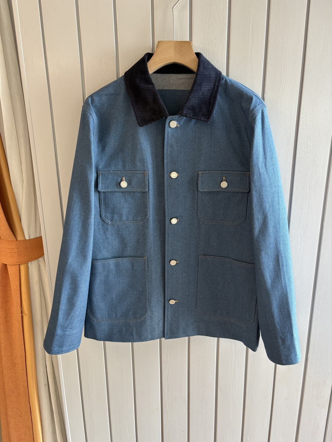 NO:572670,L, P counter's latest Italian old money style~comfortable and breathable hunting jacket, top quality products from the channel, very high-end business casual style, Italian old money style LP family new style for autumn and winter, suitable for commuting and leisure,  The placket zipper adopts the design of double zipper pullers, which can be easily recessed. The design of the stand-up collar makes it more urban elite style. The zipper pockets are inserted diagonally on the side, which is beautiful and practical. The customized high-woven vertical stripes and high-density cupro fiber lining are close-fitting, smooth and delicate. Customized original hardware zippers and labels are provided to highlight the quality control of high-luxury channels through details!  Size M-XXL,,loro piana,jackets & coats,jackets & coats,alexander wang19860909L,P专柜最新款意式老钱风~舒适透气猎装夹克外套,渠道顶级牛货,很高级的商务休闲风,意式老钱风LP家族秋冬新款,可通勤休闲的一款, 襟拉链采用双拉链头的设计,可轻松凹造型,立领的设计示,更显都市精英风范,侧面斜插拉链口袋,美观又实用,定制高织竖条纹高密铜氨纤维衬里,贴身爽滑细腻,客供定制原厂五金拉链,标唛,透过细节彰显出高奢渠道品控质感！ 码数M-XXL,,loro piana,jackets & coats,jackets & coats,alexander wang,Men's clothing