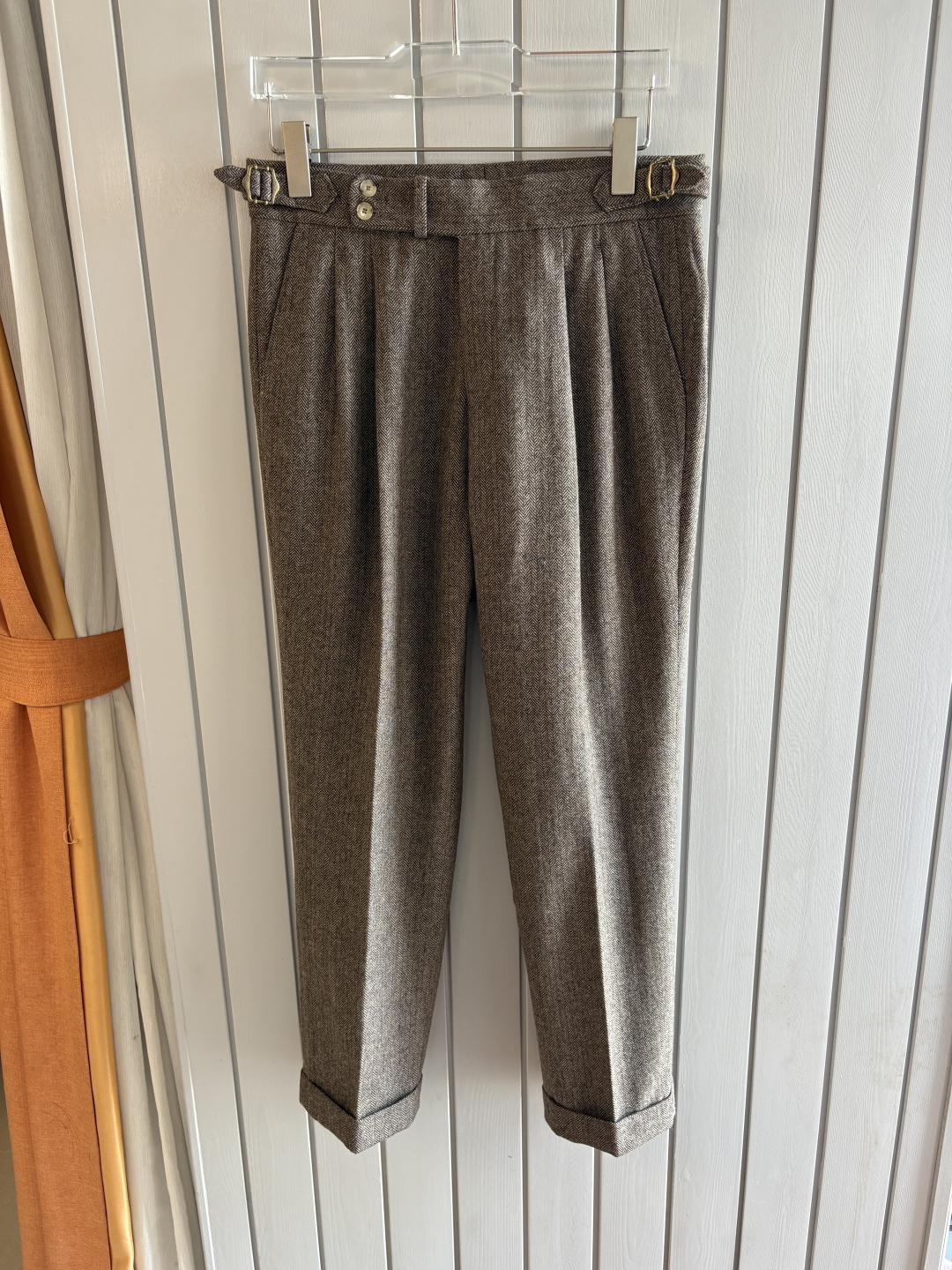 NO:570862,The fabric is full of old money, double pleated design, Naples adjustable waist trousers] Tired of the same trousers?  These Italian-style trousers made of wool acetate Tencel fabric are definitely your new favorite. Created with luxury products, choose Italian luxury style.  It allows you to be graceful in all seasons; acetate fiber has a natural drape, making you walk freely and freely, and has a soft luster, showing low-key luxury; Tencel brings dryness and breathability, saying goodbye to stuffiness and stickyness. This kind of fabric is not only skin-friendly, but also anti-wrinkle and wear-resistant, saving worry and effort in daily wear, and it can stay as new for a long time even if it is worn frequently.  Looking at the design, the double pleat design is the finishing touch. It not only adds to the layering of the pants, but also cleverly expands the capacity of the pants, allowing you to move freely without any sense of restraint. It can be perfectly suitable for daily commuting, business negotiations, or leisurely weekend time.   The adjustable waistband of Naples pants is even more unique. The unique Paris buckle design allows you to no longer worry about the restraint of the belt. You can find the most comfortable wearing condition with a slight adjustment. You can also easily raise the waistline, visually making your legs longer in an instant, and your elegant temperament will be fuller in an instant.  The style full of old money is a tribute to the classic gentleman's attire. The simplicity contains the persistent pursuit of quality and details. When you wear it, you don't need to show off, and your every move is full of high-end, showing your mature taste that has accumulated over the years. When others are still struggling between the comfort and fashion of trousers, you have already put it on, confidently greet every occasion in life, and easily become the focus of the crowd. 29-36 No 35,, alexander wang19860909面料老钱味十足双褶设计那不勒斯可调节裤腰西裤】厌倦了千篇一律的西裤？这款含羊毛醋酸天丝面料的意式西裤,绝对是你的新宠.奢品缔造,甄选意奢风范. 让你在四季也能风度翩翩；醋酸纤维自带天然垂坠感,走起路来潇洒自在,而且光泽柔和,尽显低调奢华；天丝则带来了干爽透气,告别闷热黏腻.这种面料不仅亲肤,还抗皱耐磨,日常穿着省心省力,即便频繁穿着也能长久如新. 再看设计,双褶设计堪称点睛之笔.它既增添了裤子的层次感,又巧妙地扩充了裤身容量,让你活动自如,丝毫没有束缚感,不管是日常通勤、商务洽谈,还是悠闲的周末时光,都能完美适配. 那不勒斯可调节裤腰更是别具一格.独特的巴黎扣设计,让你无需再为腰带的束缚而烦恼,轻轻一调,就能找到最舒适的穿着状态,还能轻松拉高腰线,视觉上秒变大长腿,优雅气质瞬间拉满. 老钱味十足的风格,是对经典绅士着装的致敬,简约中蕴含着对品质与细节的执着追求,穿上它,无需张扬,举手投足间尽是高级感,彰显出历经岁月沉淀的成熟品味. 当别人还在西裤的舒适与时尚间纠结时,你已经穿上它,自信迎接生活中的每一个场合,轻松成为人群焦点.29-36没35,,alexander wang,Men's clothing