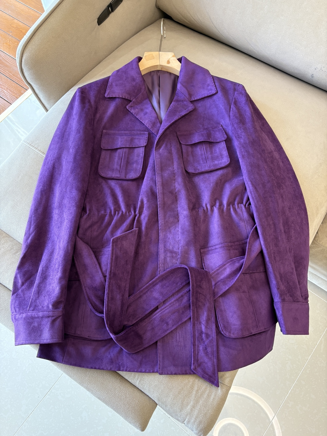 NO:570855,L, P counter's latest Italian old money style ~ comfortable and breathable hunting jacket, top quality products from the channel, very high-end business casual style, Italian old money style LP family new autumn and winter style, zipper stand collar linen jacket, suitable for commuting and leisure,  The placket zipper adopts the design of double zipper pullers, which can be easily recessed. The design of the stand-up collar makes it more urban elite style. The zipper pockets are inserted diagonally on the side, which is beautiful and practical. The customized high-woven vertical stripes and high-density cupro fiber lining are close-fitting, smooth and delicate. Customized original hardware zippers and labels are provided to highlight the quality control of high-luxury channels through details!  Size 48-56 (M-3XL),,loro piana,jackets & coats,jackets & coats,alexander wang19860909L,P专柜最新款意式老钱风~舒适透气猎装夹克外套,渠道顶级牛货,很高级的商务休闲风,意式老钱风LP家族秋冬新款,拉链立领亚麻外套,可通勤休闲的一款, 襟拉链采用双拉链头的设计,可轻松凹造型,立领的设计示,更显都市精英风范,侧面斜插拉链口袋,美观又实用,定制高织竖条纹高密铜氨纤维衬里,贴身爽滑细腻,客供定制原厂五金拉链,标唛,透过细节彰显出高奢渠道品控质感！ 码数48-56（M-3XL),,loro piana,jackets & coats,jackets & coats,alexander wang,Men's clothing