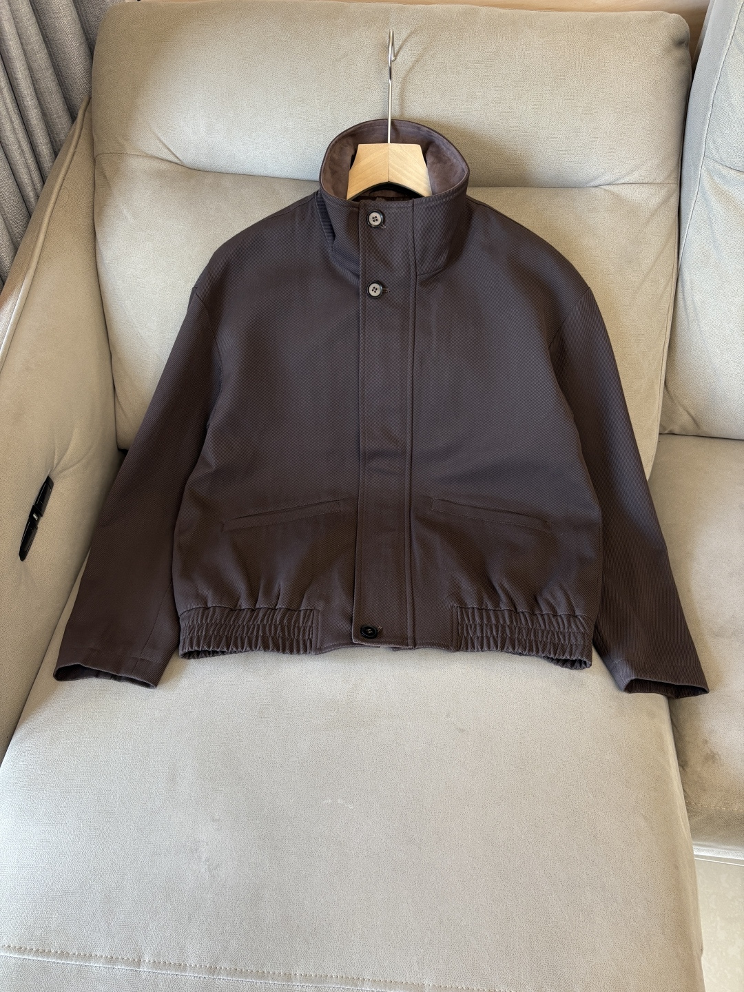 NO:613767,L, P counter's latest Italian old money style ~ comfortable and breathable hunting jacket, top quality products from the channel, very high-end business casual style, Italian old money style LP family new autumn and winter style, zipper stand collar linen jacket, suitable for commuting and leisure,  The placket zipper adopts the design of double zipper pullers, which can be easily recessed. The design of the stand-up collar makes it more urban elite style. The zipper pockets are inserted diagonally on the side, which is beautiful and practical. The customized high-woven vertical stripes and high-density cupro fiber lining are close-fitting, smooth and delicate. Customized original hardware zippers and labels are provided to highlight the quality control of high-luxury channels through details!  Size M-XXL,,loro piana,jackets & coats,jackets & coats,alexander wang19860909L,P专柜最新款意式老钱风~舒适透气猎装夹克外套,渠道顶级牛货,很高级的商务休闲风,意式老钱风LP家族秋冬新款,拉链立领亚麻外套,可通勤休闲的一款, 襟拉链采用双拉链头的设计,可轻松凹造型,立领的设计示,更显都市精英风范,侧面斜插拉链口袋,美观又实用,定制高织竖条纹高密铜氨纤维衬里,贴身爽滑细腻,客供定制原厂五金拉链,标唛,透过细节彰显出高奢渠道品控质感！ 码数M-XXL,,loro piana,jackets & coats,jackets & coats,alexander wang,Men's clothing