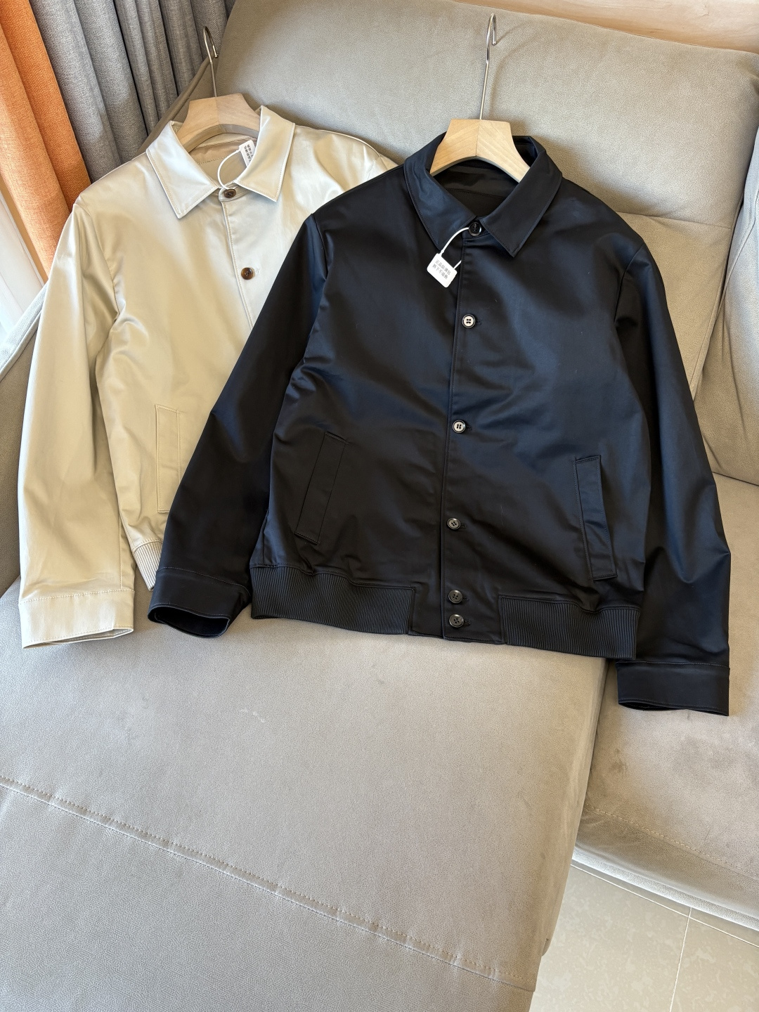 NO:599380,L, P counter's latest Italian old money style ~ comfortable and breathable hunting jacket, top quality products from the channel, very high-end business casual style, Italian old money style LP family new autumn and winter style, zipper stand collar linen jacket, suitable for commuting and leisure,  The placket zipper adopts the design of double zipper pullers, which can be easily recessed. The design of the stand-up collar makes it more urban elite style. The zipper pockets are inserted diagonally on the side, which is beautiful and practical. The customized high-woven vertical stripes and high-density cupro fiber lining are close-fitting, smooth and delicate. Customized original hardware zippers and labels are provided to highlight the quality control of high-luxury channels through details!  Size M-XXL,,loro piana,jackets & coats,jackets & coats,alexander wang19860909L,P专柜最新款意式老钱风~舒适透气猎装夹克外套,渠道顶级牛货,很高级的商务休闲风,意式老钱风LP家族秋冬新款,拉链立领亚麻外套,可通勤休闲的一款, 襟拉链采用双拉链头的设计,可轻松凹造型,立领的设计示,更显都市精英风范,侧面斜插拉链口袋,美观又实用,定制高织竖条纹高密铜氨纤维衬里,贴身爽滑细腻,客供定制原厂五金拉链,标唛,透过细节彰显出高奢渠道品控质感！ 码数M-XXL,,loro piana,jackets & coats,jackets & coats,alexander wang,Men's clothing