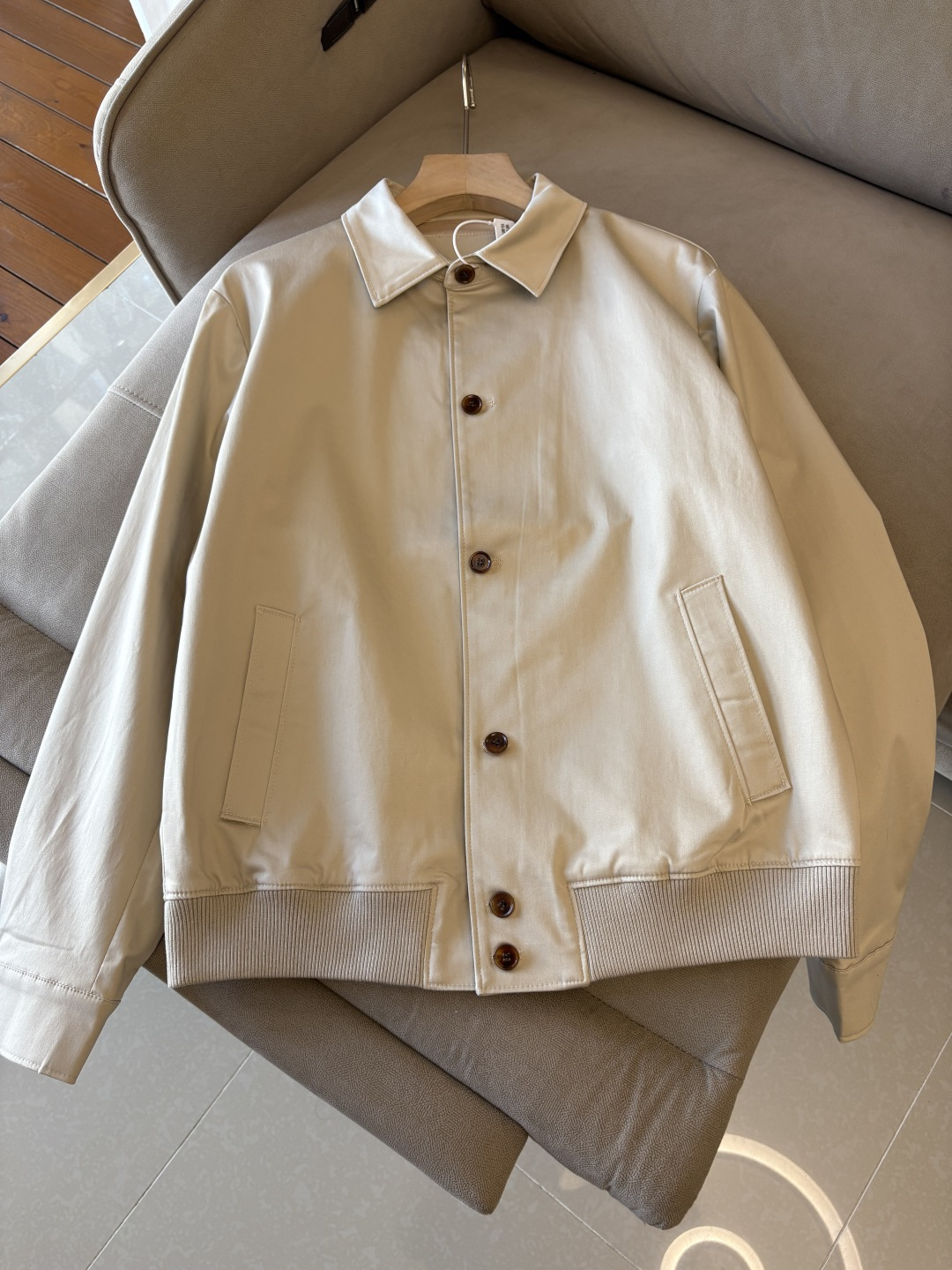 NO:570857,L, P counter's latest Italian old money style ~ comfortable and breathable hunting jacket, top quality products from the channel, very high-end business casual style, Italian old money style LP family new autumn and winter style, zipper stand collar linen jacket, suitable for commuting and leisure,  The placket zipper adopts the design of double zipper pullers, which can be easily recessed. The design of the stand-up collar makes it more urban elite style. The zipper pockets are inserted diagonally on the side, which is beautiful and practical. The customized high-woven vertical stripes and high-density cupro fiber lining are close-fitting, smooth and delicate. Customized original hardware zippers and labels are provided to highlight the quality control of high-luxury channels through details!  Size M-XXL,,loro piana,jackets & coats,jackets & coats,alexander wang19860909L,P专柜最新款意式老钱风~舒适透气猎装夹克外套,渠道顶级牛货,很高级的商务休闲风,意式老钱风LP家族秋冬新款,拉链立领亚麻外套,可通勤休闲的一款, 襟拉链采用双拉链头的设计,可轻松凹造型,立领的设计示,更显都市精英风范,侧面斜插拉链口袋,美观又实用,定制高织竖条纹高密铜氨纤维衬里,贴身爽滑细腻,客供定制原厂五金拉链,标唛,透过细节彰显出高奢渠道品控质感！ 码数M-XXL,,loro piana,jackets & coats,jackets & coats,alexander wang,Men's clothing