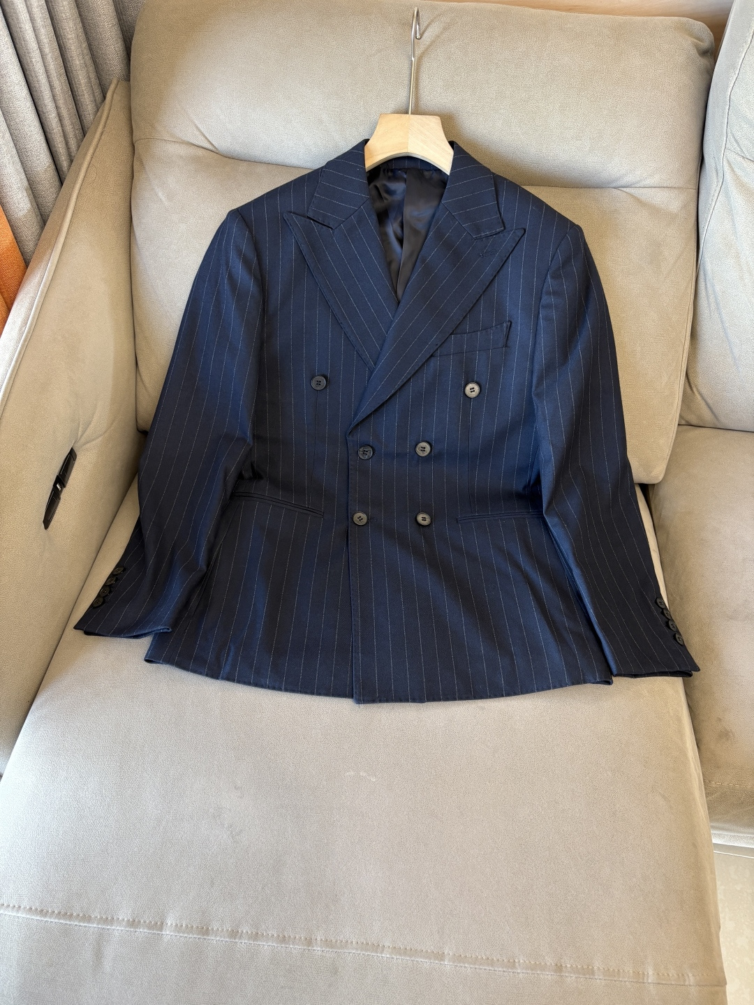 NO:573764,Pants Clothes; Lp Hand-made hand-sewing is one of the important features of privately-made suits. Tailors will use traditional hand-sewing processes, such as hand-making, hand-cutting, hand-sewing, etc., to ensure that every detail is refined. The suits produced by this process not only have a high fit, but also have smooth lines and are comfortable to wear.  Detail processing Hand-sewn custom suits pay great attention to details. For example, the collar, cuffs, buttons and other parts of the suit will be finely hand-processed to ensure overall coordination and beauty. At the same time, it will also be personalized according to personal needs and preferences, such as adding personal logos, adjusting pocket designs, etc. This means that each suit is unique and carefully crafted by experienced craftsmen, paying attention to every detail to ensure high quality.   The 'burden reduction' design takes into account the heat of summer. The suit pursues lightness in design without losing solemnity and elegance, so that the wearer can remain comfortable in hot weather. The half-three-dimensional and half-line design fits the body curve, while the three-dimensional tailoring can shape a tall and straight figure, making the overall shape more stylish. Material combination This suit uses high-quality blended materials.  The high-temperature shaping and ironing process fixes the shape of the suit through high-temperature treatment. It can remain stiff and not deformed even in high-temperature environments, ensuring that it remains elegant when worn for a long time. The notched lapel collar is a simple and classic collar design that is suitable for various occasions and shows the wearer's stability and confidence.   To sum up, this handmade summer suit combines elegance and practicality, with high-quality materials and exquisite workmanship. It is undoubtedly an ideal choice for gentlemen to show their unique charm in summer. Whether it is for formal occasions or daily wear, it can show the taste and style of the wearer; clothes 48-56; pants 29-36 no 35;,, loro piana, business suit, alexander wang19860909裤子 衣服 ; Lp手工打造手工缝制是私定西装的重要特点之一.裁缝会采用传统的手工缝制工艺,如手工打版、手工裁剪、手工缝纫等,确保每一个细节都精益求精.这种工艺制作出来的西装不仅合身度高,而且线条流畅,穿着舒适. 细节处理手工缝制私定西装在细节处理上非常注重.例如,西装的领口、袖口、扣子等部位都会进行精细的手工处理,以确保整体协调性和美观度.同时,还会根据个人的需求和喜好进行个性化定制,如添加个人专属标识、调整口袋设计等. 这意味着每一件套西都是独一无二的,由经验丰富的工匠精心制作,注重每一个细节,确保品质上乘. “减负”设计考虑到夏季的炎热,套西在设计上追求轻便,同时不失庄重和优雅,使穿着者在炎热的天气中也能保持舒适. 半里立体有型半里设计贴合身体曲线,而立体剪裁则能塑造出挺拔的身形,使整体造型更加有型. 材质组合这款套西采用了高质量的混纺材料, 高温定型整烫工艺通过高温处理,套西的形状得以固定,即使在高温环境下也能保持挺括不变形,确保长时间穿着依然保持优雅. 平驳领这种领型设计简约而经典,适合各种场合,展现出穿着者的稳重和自信. 综上所述,这款手工打造的夏季套西融合了优雅与实用,材质上乘,工艺精湛,无疑是绅士们在夏季展现自己独特魅力的理想选择.无论是参加正式场合还是日常穿着,都能展现出穿着者的品味和风格；衣服48-56；裤子29-36没35；,,loro piana,business suit,alexander wang,Men's clothing