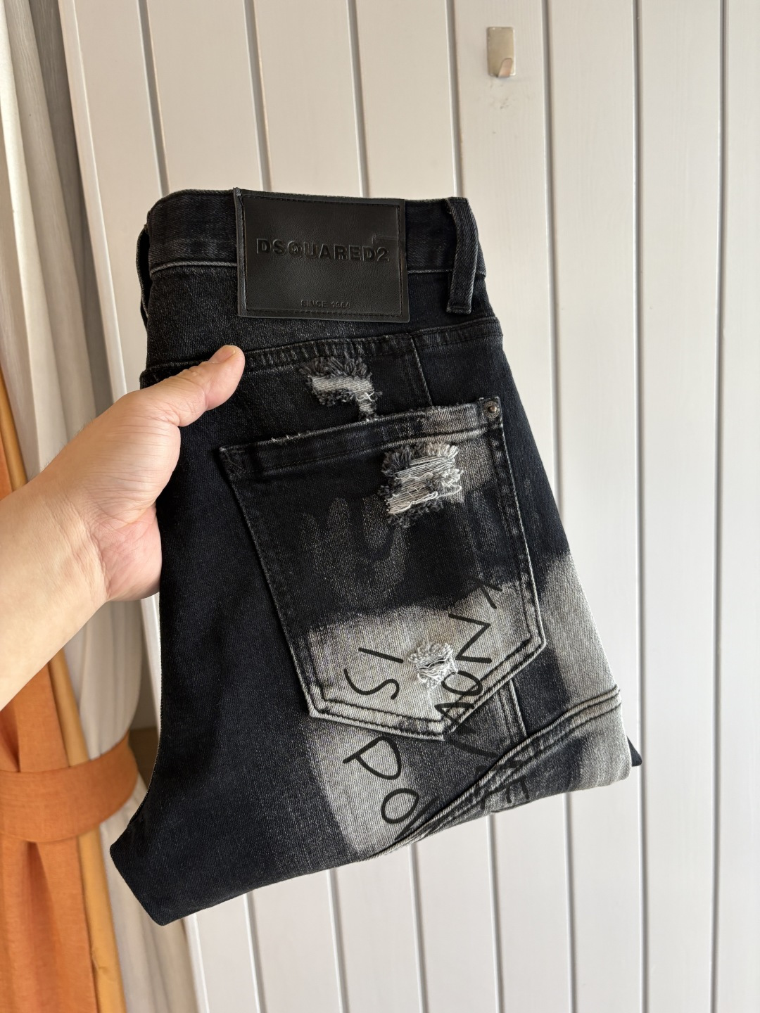 NO:563604,A super stylish pair of jeans, customized original washed denim fabric, unique design, top embroidery craftsmanship letter pattern logo, original hardware accessories decoration, extremely outstanding jeans, the materials and craftsmanship are extremely luxurious and exquisite, extremely high grade, handsome and stylish upper body, recommended, 003 code number 29-36 no 35; 37,,jeans,alexander wang19860909超级有范儿的一款牛仔裤,定制原版水洗牛仔面料,独特设计,顶级刺绣工艺字母图案logo,原版五金辅料装饰,极为翘楚的一款牛仔裤,用料与工艺都极致奢华精湛,档次极高,上身帅气有型,推荐,003码数29-36没35；37,,jeans,alexander wang,Men's clothing