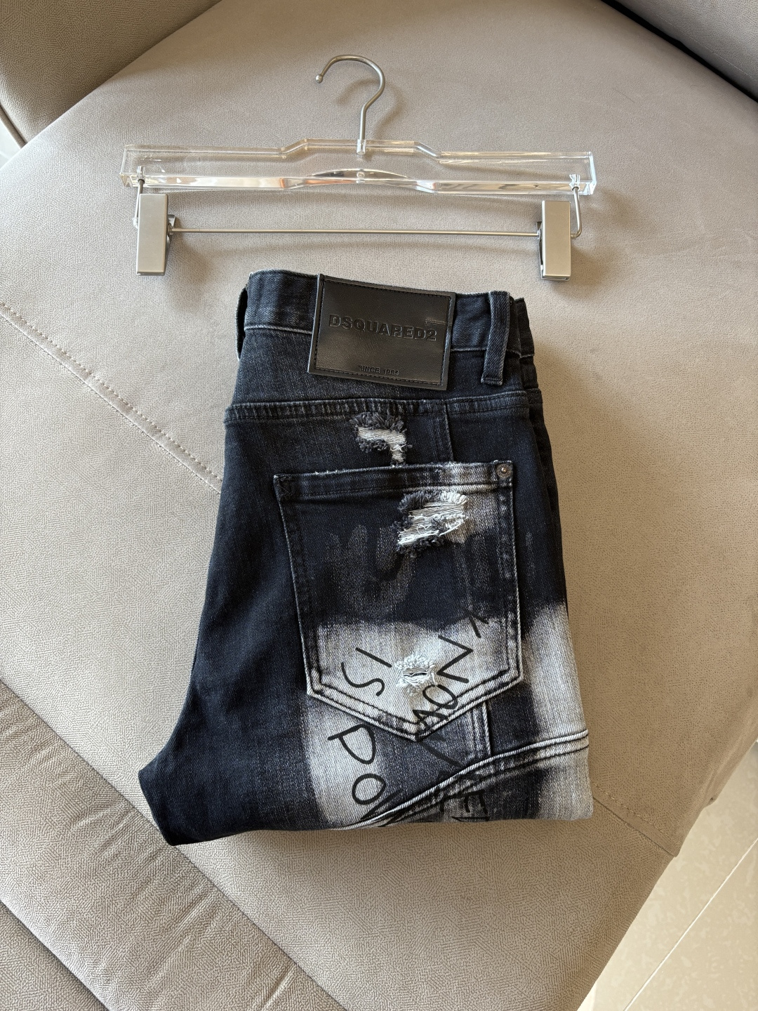 NO:563611,A super stylish pair of jeans, customized original washed denim fabric, unique design, top embroidery craftsmanship letter pattern logo, original hardware accessories decoration, extremely outstanding jeans, the materials and craftsmanship are extremely luxurious and exquisite, extremely high grade, handsome and stylish upper body, recommended, 003 code number 29-38 no 35; 37,,jeans,alexander wang19860909超级有范儿的一款牛仔裤,定制原版水洗牛仔面料,独特设计,顶级刺绣工艺字母图案logo,原版五金辅料装饰,极为翘楚的一款牛仔裤,用料与工艺都极致奢华精湛,档次极高,上身帅气有型,推荐,003码数29-38没35；37,,jeans,alexander wang,Men's clothing