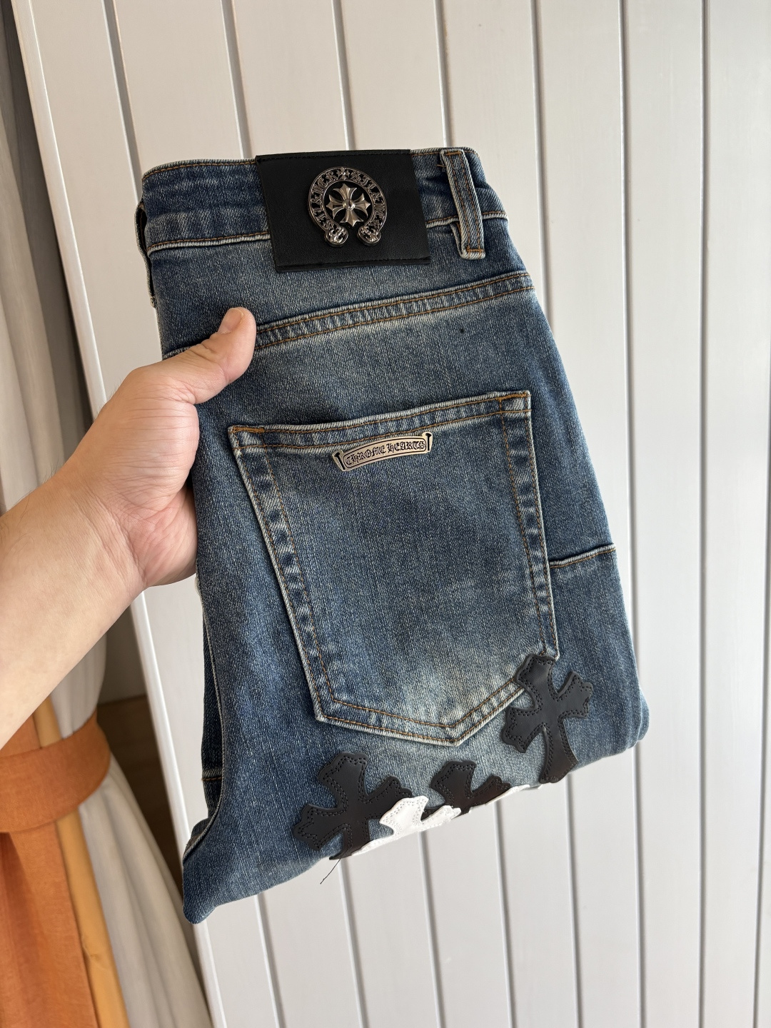 NO:563619,A super stylish pair of flared jeans, customized original washed denim fabric, unique design, top-notch embroidered letter pattern logo, original hardware accessories decoration, an extremely outstanding pair of jeans, the materials and craftsmanship are extremely luxurious and exquisite, extremely high-grade, handsome and stylish upper body, recommended, 003 code number 29-38 no 35; 37,,jeans,alexander wang19860909超级有范儿的一款喇叭牛仔裤,定制原版水洗牛仔面料,独特设计,顶级刺绣工艺字母图案logo,原版五金辅料装饰,极为翘楚的一款牛仔裤,用料与工艺都极致奢华精湛,档次极高,上身帅气有型,推荐,003码数29-38没35；37,,jeans,alexander wang,Men's clothing