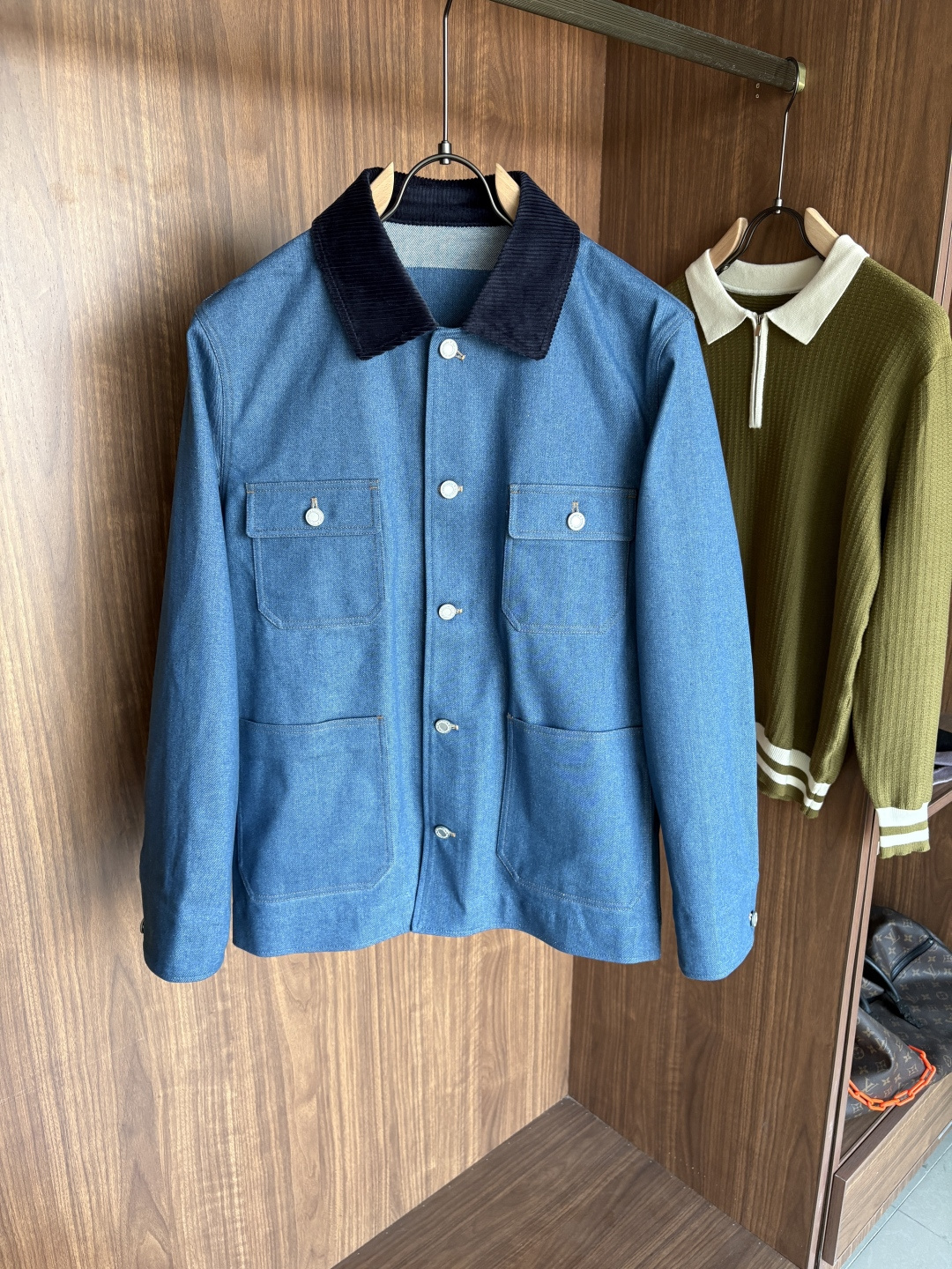 NO:573500,L, P counter's latest Italian old money style ~ comfortable and breathable hunting jacket, top quality products from the channel, very high-end business casual style, Italian old money style LP family new autumn and winter style, zipper stand collar linen jacket, suitable for commuting and leisure,  The placket zipper adopts the design of double zipper pullers, which can be easily recessed. The design of the stand-up collar makes it more urban elite style. The zipper pockets are inserted diagonally on the side, which is beautiful and practical. The customized high-woven vertical stripes and high-density cupro fiber lining are close-fitting, smooth and delicate. Customized original hardware zippers and labels are provided to highlight the quality control of high-luxury channels through details!  Size M-XXL,,loro piana,jackets & coats,jackets & coats,alexander wang19860909L,P专柜最新款意式老钱风~舒适透气猎装夹克外套,渠道顶级牛货,很高级的商务休闲风,意式老钱风LP家族秋冬新款,拉链立领亚麻外套,可通勤休闲的一款, 襟拉链采用双拉链头的设计,可轻松凹造型,立领的设计示,更显都市精英风范,侧面斜插拉链口袋,美观又实用,定制高织竖条纹高密铜氨纤维衬里,贴身爽滑细腻,客供定制原厂五金拉链,标唛,透过细节彰显出高奢渠道品控质感！ 码数M-XXL,,loro piana,jackets & coats,jackets & coats,alexander wang,Men's clothing