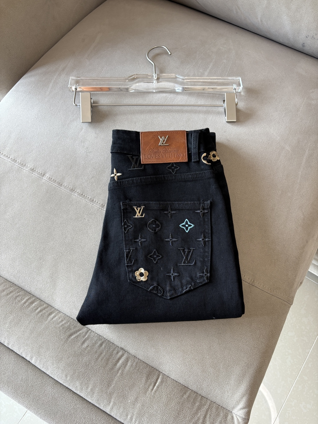 NO:573767,A super stylish pair of jeans, customized original washed denim fabric, unique design, top embroidery craftsmanship letter pattern logo, original hardware accessories decoration, extremely outstanding jeans, the materials and craftsmanship are extremely luxurious and exquisite, extremely high grade, handsome and stylish upper body, recommended, 003 code number 29-38 no 35; 37,,jeans,alexander wang19860909超级有范儿的一款牛仔裤,定制原版水洗牛仔面料,独特设计,顶级刺绣工艺字母图案logo,原版五金辅料装饰,极为翘楚的一款牛仔裤,用料与工艺都极致奢华精湛,档次极高,上身帅气有型,推荐,003码数29-38没35；37,,jeans,alexander wang,Men's clothing