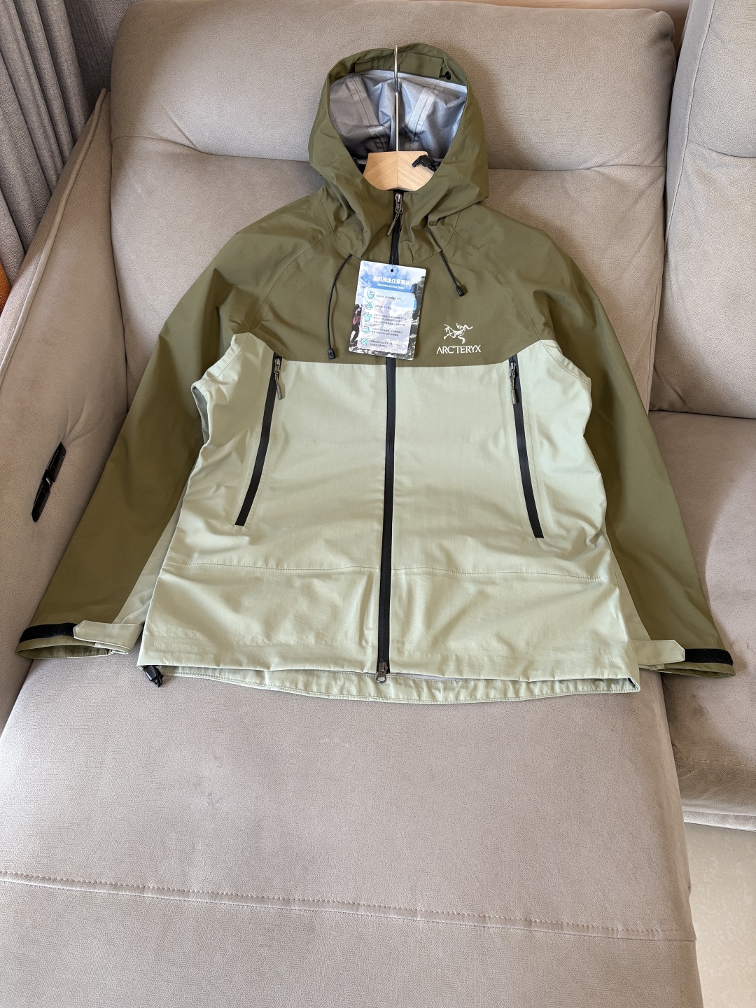 NO:573753,The top-of-the-line Beta SL Jacket is a high-performance jacket designed for outdoor adventures. It is made of GORE-TEX fabric. It has excellent waterproof and breathable performance to ensure that you can still stay dry and comfortable in bad weather. Its high-quality design makes it easy to carry, very suitable for long-term hiking and travel. The new color of Beta SL is not only fashionable and eye-catching, but also increases visibility and improves safety during outdoor activities. The unique StormHood hood design provides comprehensive head protection without affecting the field of vision.  The armpit zipper design enhances breathability and prevents overheating. Whether you are climbing, hiking or daily commuting, the Arc'teryx Beta SL redwood jacket is your indispensable ideal choice. Color green Size M-XXXL, arc'teryx, jackets & coats, hats, alexander   wang19860909爆款 顶配 Beta SL冲锋衣是一款专为户外探险设计的高性能外套. 采用GORE-TEX 面料. 具备卓越的防水透气性能,确保在恶劣天气下依然保持干爽舒适. 其高质量设计使其便于携带,非常适合长时间的徒步和旅行. Beta SL新色不仅时尚亮眼,还增加了户外活动中的可见性,提升安全性.独特的 StormHood帽兜设计,提供全面的头部保护,同时不影响视野. 腋下拉链设计增强了透气性,防止过热.无论是登山、徒步还是日常通勤,始祖鸟Beta SL红杉色冲锋衣都是您不可或缺的理想选择. 颜色绿色 尺码M-XXXL,arc'teryx,jackets & coats,hats,alexander wang,Men's clothing