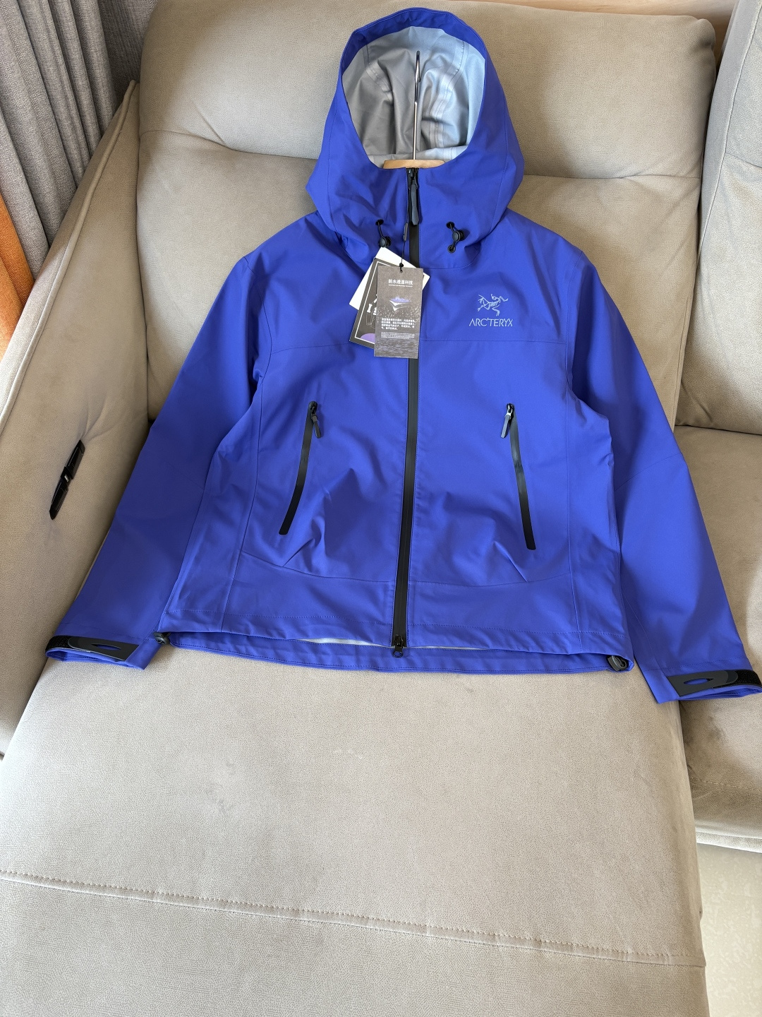 NO:573756,The top-of-the-line Beta SL Jacket is a high-performance jacket designed for outdoor adventures. It is made of GORE-TEX fabric. It has excellent waterproof and breathable performance to ensure that you can still stay dry and comfortable in bad weather. Its high-quality design makes it easy to carry, very suitable for long-term hiking and travel. The new color of Beta SL is not only fashionable and eye-catching, but also increases visibility and improves safety during outdoor activities. The unique StormHood hood design provides comprehensive head protection without affecting the field of vision.  The armpit zipper design enhances breathability and prevents overheating. Whether you are climbing, hiking or daily commuting, the Arc'teryx Beta SL redwood jacket is your indispensable ideal choice. Size M-XXXL, arc'teryx, jackets & coats, hats, alexander wang19860909爆款 顶配 Beta SL冲锋衣是一款专为户外探险设计的高性能外套. 采用GORE-TEX 面料. 具备卓越的防水透气性能,确保在恶劣天气下依然保持干爽舒适. 其高质量设计使其便于携带,非常适合长时间的徒步和旅行. Beta SL新色不仅时尚亮眼,还增加了户外活动中的可见性,提升安全性.独特的 StormHood帽兜设计,提供全面的头部保护,同时不影响视野. 腋下拉链设计增强了透气性,防止过热.无论是登山、徒步还是日常通勤,始祖鸟Beta SL红杉色冲锋衣都是您不可或缺的理想选择. 尺码M-XXXL,arc'teryx,jackets & coats,hats,alexander wang,Men's clothing