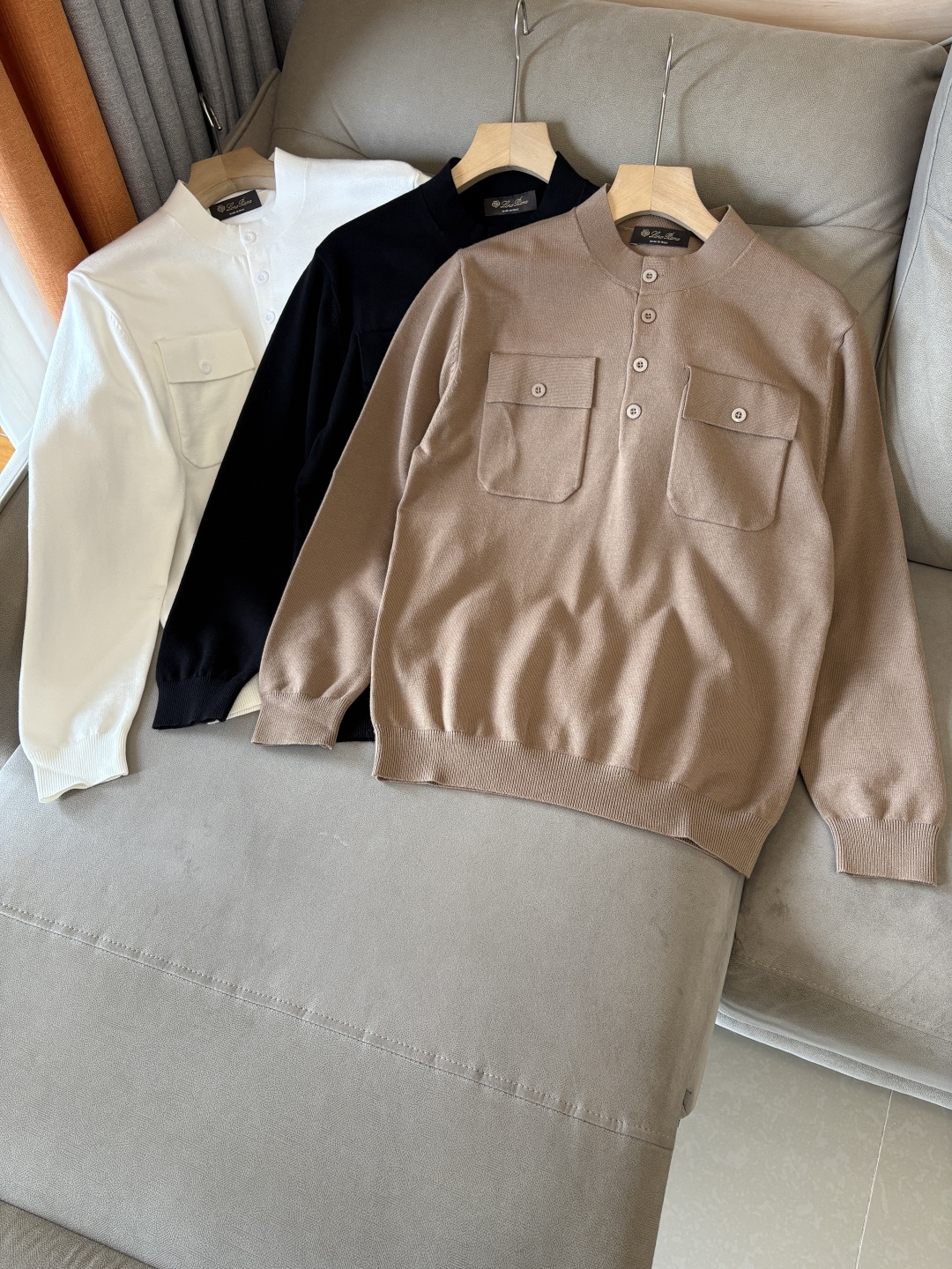 NO:610418,The 'Time-consuming King' diamond jacquard design selects ultra-fine high-quality yarns for the lapel short-sleeved men's collection. The 'Time-consuming King' round neck is a luxurious craftsmanship that touches the skin. The diamond-shaped hollow jacquard is made with ingenuity. The three-dimensional diamond-shaped jacquard that took several months to carve creates an architectural aesthetic texture between the warp and weft.  The simple lapel outlines neat lines, and the short-sleeved cut is suitable for many scenes - when layered with a suit in a business meeting, it looks elegant, or when worn alone in leisure time, it shows a gentleman's taste. The collection style will never fade. The details are testimony to the quality. Precision turning ensures that the seams are smooth and the bone reinforcement is durable and not deformed; the collar thread has been washed and tested, and it still looks like new after long-term wear. Every detail is a testimony of 'time-consuming'. Size M-XXXL  FFF001,,T-shirt,business suit,alexander wang19860909耗时王”菱形提花设计甄选超细优质纱线翻领短袖男士典藏款「耗时王」圆领奢雅工艺,触肤即高阶. 匠心底蕴菱形镂空提花 耗时数月雕琢的立体菱形提花,经纬间织就建筑美学肌理,光影穿透时显隐交错,举手投足尽展低调奢华. 经典型格翻领短袖设计 简约翻领勾勒利落线条,短袖剪裁适配多场景——商务会晤时叠搭西装显儒雅,休闲时光单穿流露绅士品味,典藏款型永不褪色. 细节至臻品质见证 精密车工确保接缝平整,骨位加固耐穿不变形；领口螺纹经水洗测试,久穿仍挺括如新,每一处细节皆为「耗时」证言. 码数M-XXXL FFF001,,T-shirt,business suit,alexander wang,Men's clothing