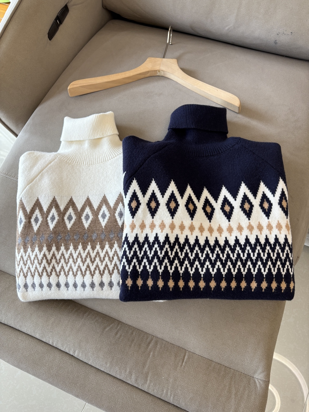 NO:610397,The 'Time-consuming King' diamond jacquard design selects ultra-fine high-quality yarns for the lapel short-sleeved men's collection. The 'Time-consuming King' round neck is a luxurious craftsmanship that touches the skin. The diamond-shaped hollow jacquard is made with ingenuity. The three-dimensional diamond-shaped jacquard that took several months to carve creates an architectural aesthetic texture between the warp and weft.  The simple lapel outlines neat lines, and the short-sleeved tailoring is suitable for many scenes - when layered with a suit in a business meeting, it looks elegant, or when worn alone in leisure time, it shows the gentleman's taste. The collection style will never fade. The details are testimony to the quality. Precision lathes ensure that the seams are smooth and the bone reinforcement is durable and not deformed; the collar thread has been washed and tested, and it still looks like new after long-term wear. Every detail is a testimony of 'time-consuming'. Size M-XXXL,, T-shirt, business  suit,alexander wang19860909耗时王”菱形提花设计甄选超细优质纱线翻领短袖男士典藏款「耗时王」圆领奢雅工艺,触肤即高阶. 匠心底蕴菱形镂空提花 耗时数月雕琢的立体菱形提花,经纬间织就建筑美学肌理,光影穿透时显隐交错,举手投足尽展低调奢华. 经典型格翻领短袖设计 简约翻领勾勒利落线条,短袖剪裁适配多场景——商务会晤时叠搭西装显儒雅,休闲时光单穿流露绅士品味,典藏款型永不褪色. 细节至臻品质见证 精密车工确保接缝平整,骨位加固耐穿不变形；领口螺纹经水洗测试,久穿仍挺括如新,每一处细节皆为「耗时」证言. 码数M-XXXL,,T-shirt,business suit,alexander wang,Men's clothing