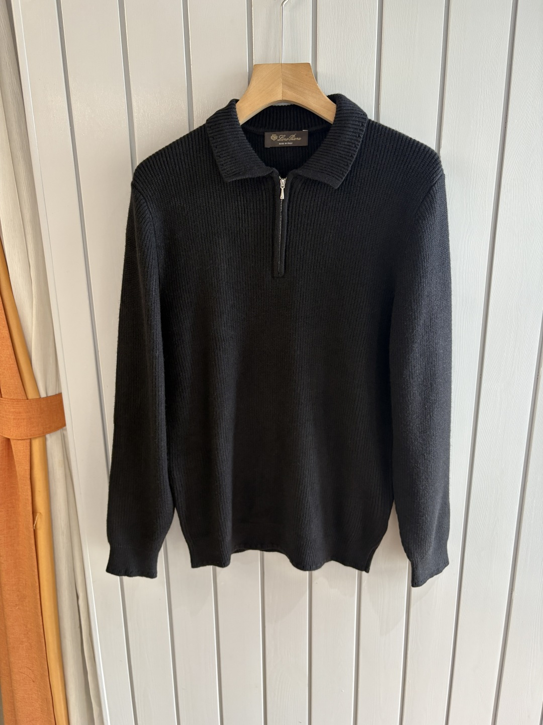 NO:610428,The 'Time-consuming King' diamond jacquard design selects ultra-fine high-quality yarns for the lapel short-sleeved men's collection. The 'Time-consuming King' round neck is a luxurious craftsmanship that touches the skin. The diamond-shaped hollow jacquard is made with ingenuity. The three-dimensional diamond-shaped jacquard that took several months to carve creates an architectural aesthetic texture between the warp and weft.  The simple lapel outlines neat lines, and the short-sleeved tailoring is suitable for many scenes - when layered with a suit in a business meeting, it looks elegant, or when worn alone in leisure time, it shows the gentleman's taste. The collection style will never fade. The details are testimony to the quality. Precision lathes ensure that the seams are smooth and the bone reinforcement is durable and not deformed; the collar thread has been washed and tested, and it still looks like new after long-term wear. Every detail is a testimony of 'time-consuming'. Size M-XXXL,, T-shirt, business  suit,alexander wang19860909耗时王”菱形提花设计甄选超细优质纱线翻领短袖男士典藏款「耗时王」圆领奢雅工艺,触肤即高阶. 匠心底蕴菱形镂空提花 耗时数月雕琢的立体菱形提花,经纬间织就建筑美学肌理,光影穿透时显隐交错,举手投足尽展低调奢华. 经典型格翻领短袖设计 简约翻领勾勒利落线条,短袖剪裁适配多场景——商务会晤时叠搭西装显儒雅,休闲时光单穿流露绅士品味,典藏款型永不褪色. 细节至臻品质见证 精密车工确保接缝平整,骨位加固耐穿不变形；领口螺纹经水洗测试,久穿仍挺括如新,每一处细节皆为「耗时」证言. 码数M-XXXL,,T-shirt,business suit,alexander wang,Men's clothing