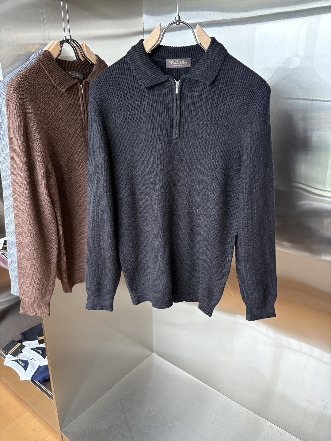 NO:610330,The 'Time-consuming King' diamond jacquard design selects ultra-fine high-quality yarns for the lapel short-sleeved men's collection. The 'Time-consuming King' round neck is a luxurious craftsmanship that touches the skin. The diamond-shaped hollow jacquard is made with ingenuity. The three-dimensional diamond-shaped jacquard that took several months to carve creates an architectural aesthetic texture between the warp and weft.  The simple lapel outlines neat lines, and the short-sleeved tailoring is suitable for many scenes - when layered with a suit in a business meeting, it looks elegant, or when worn alone in leisure time, it shows the gentleman's taste. The collection style will never fade. The details are testimony to the quality. Precision lathes ensure that the seams are smooth and the bone reinforcement is durable and not deformed; the collar thread has been washed and tested, and it still looks like new after long-term wear. Every detail is a testimony of 'time-consuming'. Size M-XXXL,, T-shirt, business  suit,alexander wang19860909耗时王”菱形提花设计甄选超细优质纱线翻领短袖男士典藏款「耗时王」圆领奢雅工艺,触肤即高阶. 匠心底蕴菱形镂空提花 耗时数月雕琢的立体菱形提花,经纬间织就建筑美学肌理,光影穿透时显隐交错,举手投足尽展低调奢华. 经典型格翻领短袖设计 简约翻领勾勒利落线条,短袖剪裁适配多场景——商务会晤时叠搭西装显儒雅,休闲时光单穿流露绅士品味,典藏款型永不褪色. 细节至臻品质见证 精密车工确保接缝平整,骨位加固耐穿不变形；领口螺纹经水洗测试,久穿仍挺括如新,每一处细节皆为「耗时」证言. 码数M-XXXL,,T-shirt,business suit,alexander wang,Men's clothing